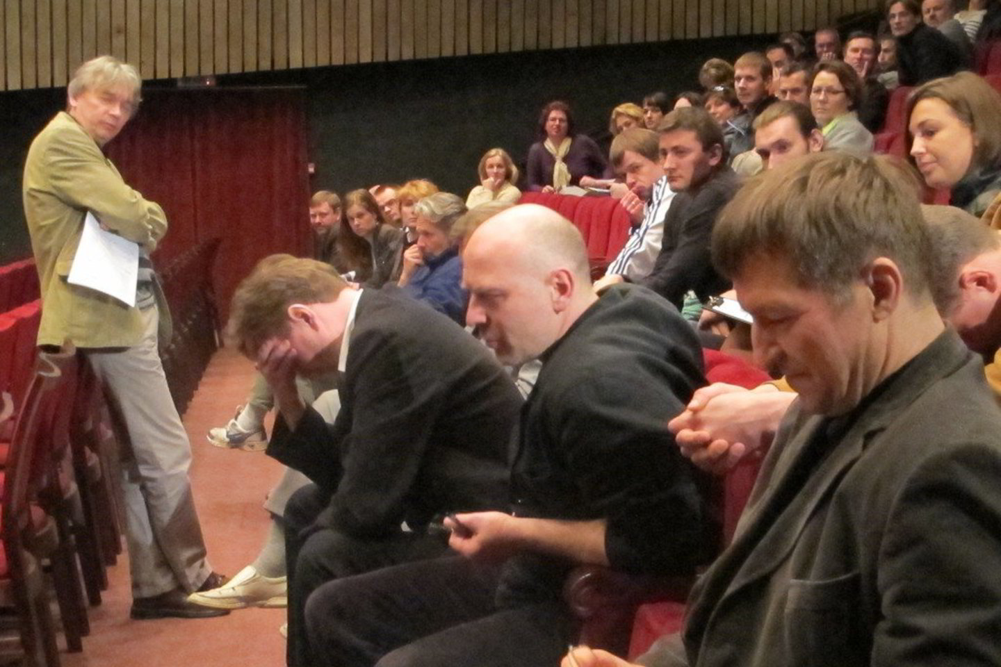 Teatro vadovas R. Vikšraitis (kairėje) nesutiko su R. Tereso, R. Atkočiūno ir V. Kupšio jam žeriamais priekaištais.
