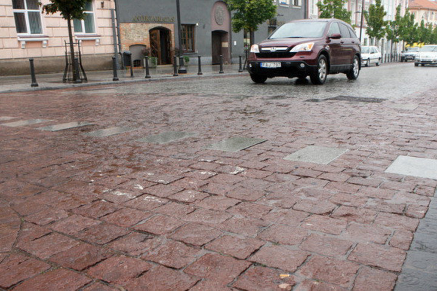 Žiniasklaidoje buvo skelbta, kad dalis iš 9 tūkst. kvadratinių metrų dingusiomis palaikytų plytelių atsiradusios.