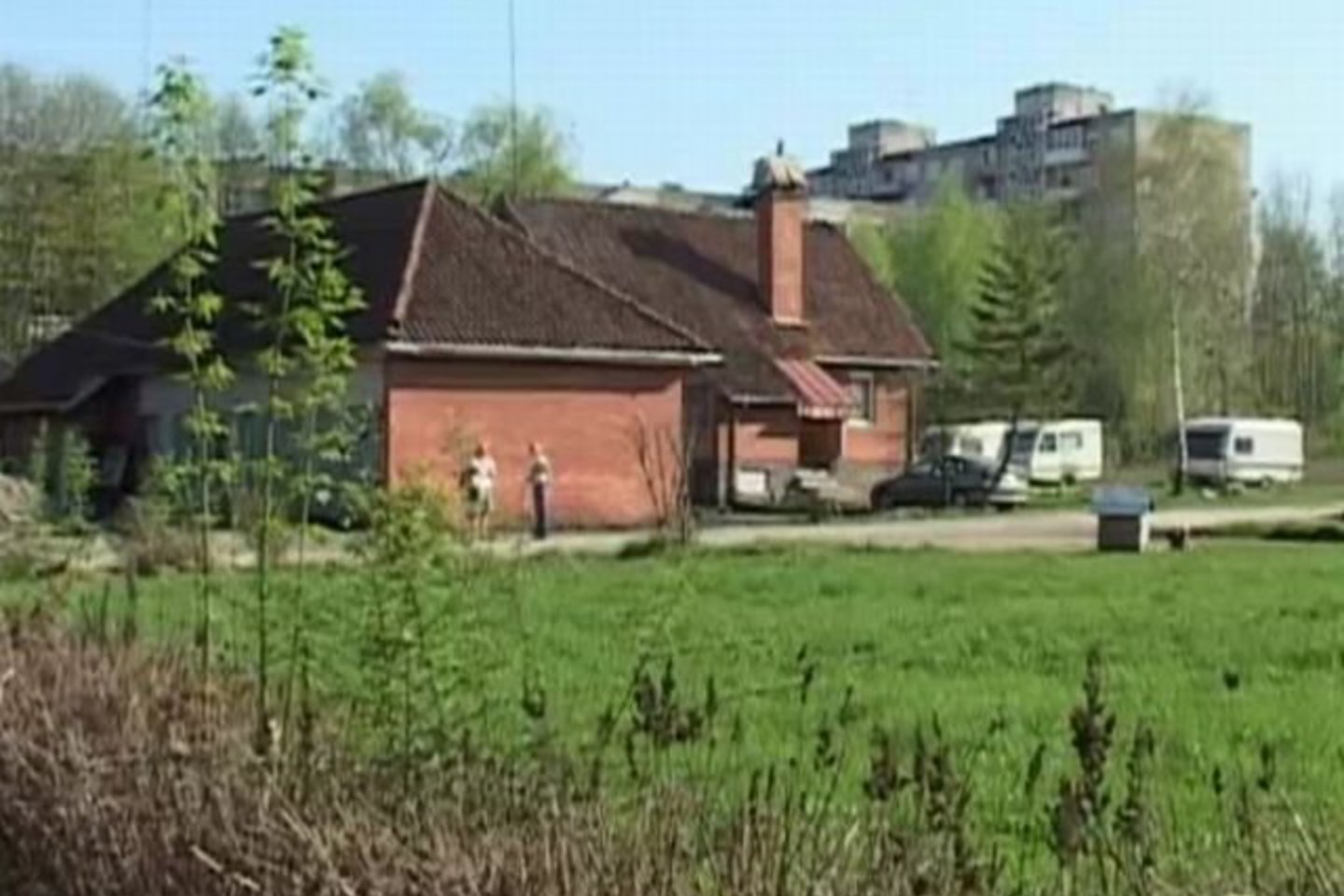Patrauklioje vietoje, regbio stadiono teritorijoje stovintis namas kauniečių šeimai buvo suteiktas kaip tarnybinis butas.