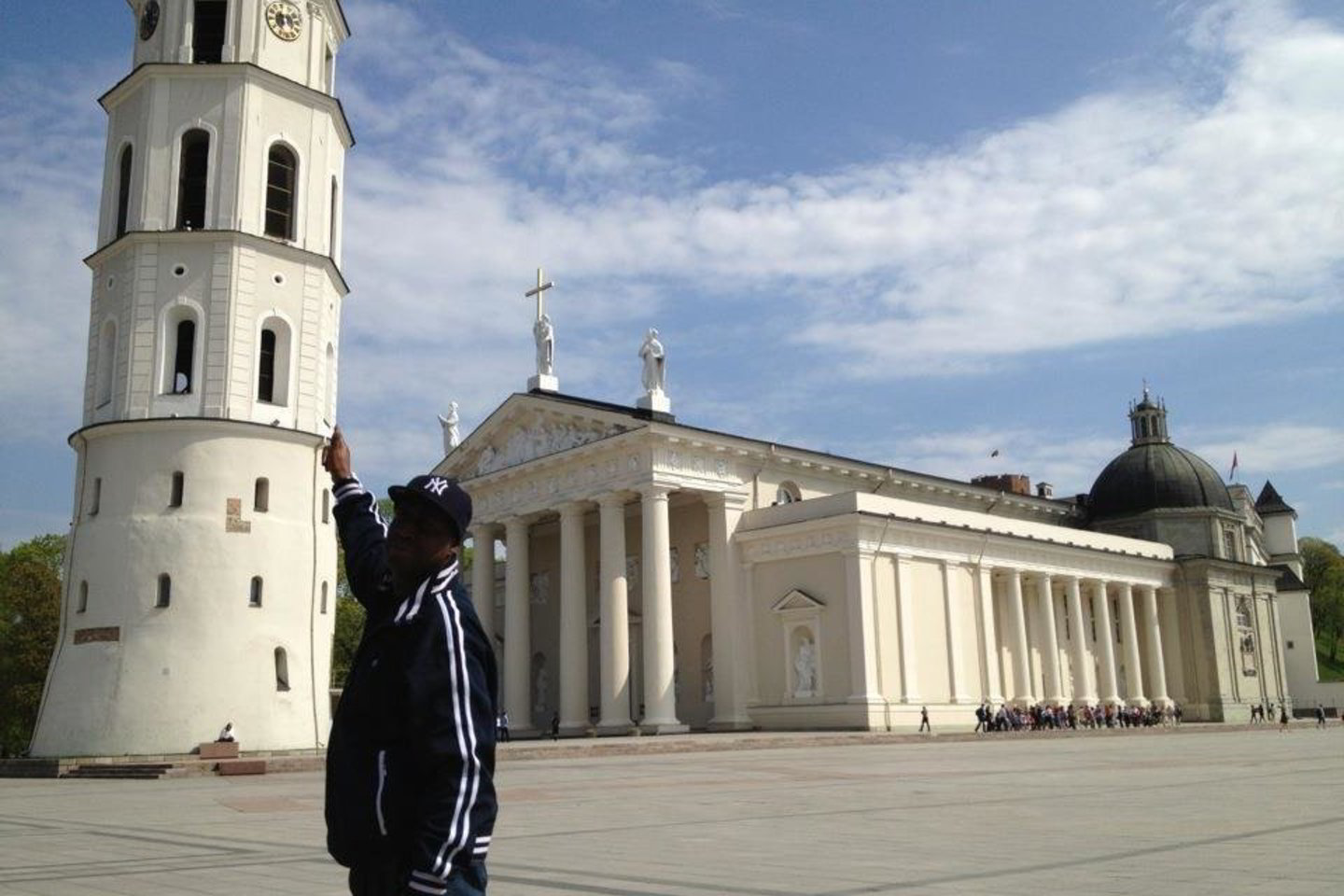 Grandmaster Flash kiek suklydo, savo gerbėjams nurodydamas Vilniaus Katedros pastatymo metus.