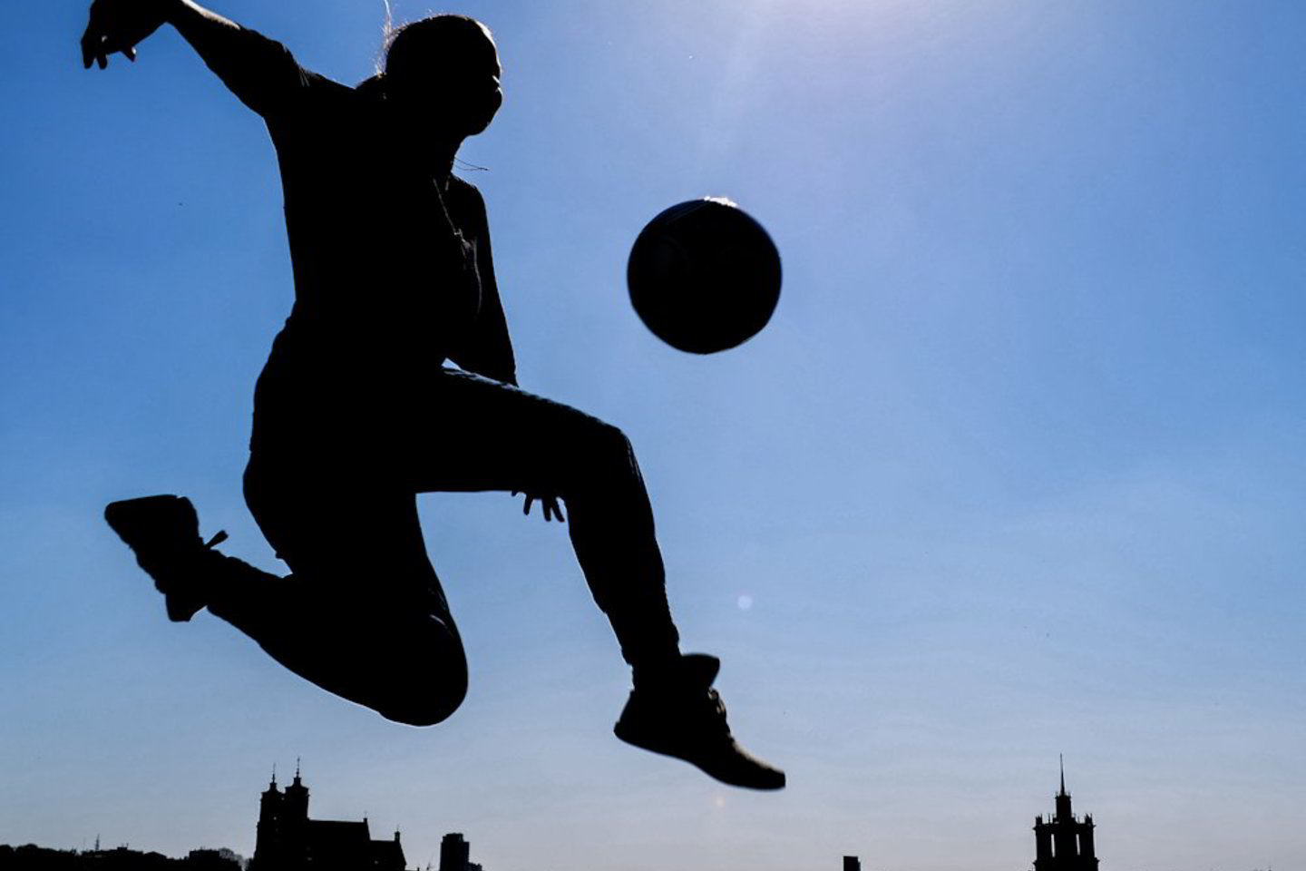 Lauksime nuotraukų, kuriose jūs ar jūsų artimieji žaidžia futbolą, vilki mėgstamos komandos marškinėlius, atlieka triukus su kamuoliu ar užsiima kita veikla, susijusia su populiariausia sporto šaka pasaulyje.