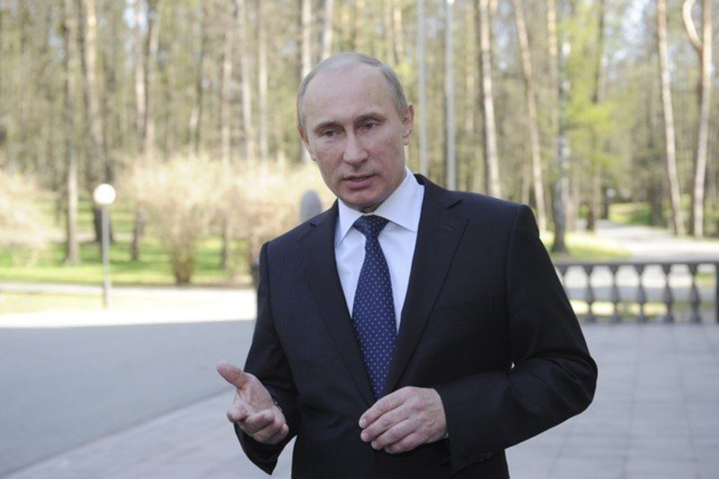 Nors V. Putinas kovo 4 dieną vykusius prezidento rinkimus laimėjo triuškinama 63,6 proc. balsų dauguma, opozicija tvirtina, kad jo populiarumas buvo padidintas nešvariais valdžios triukais.