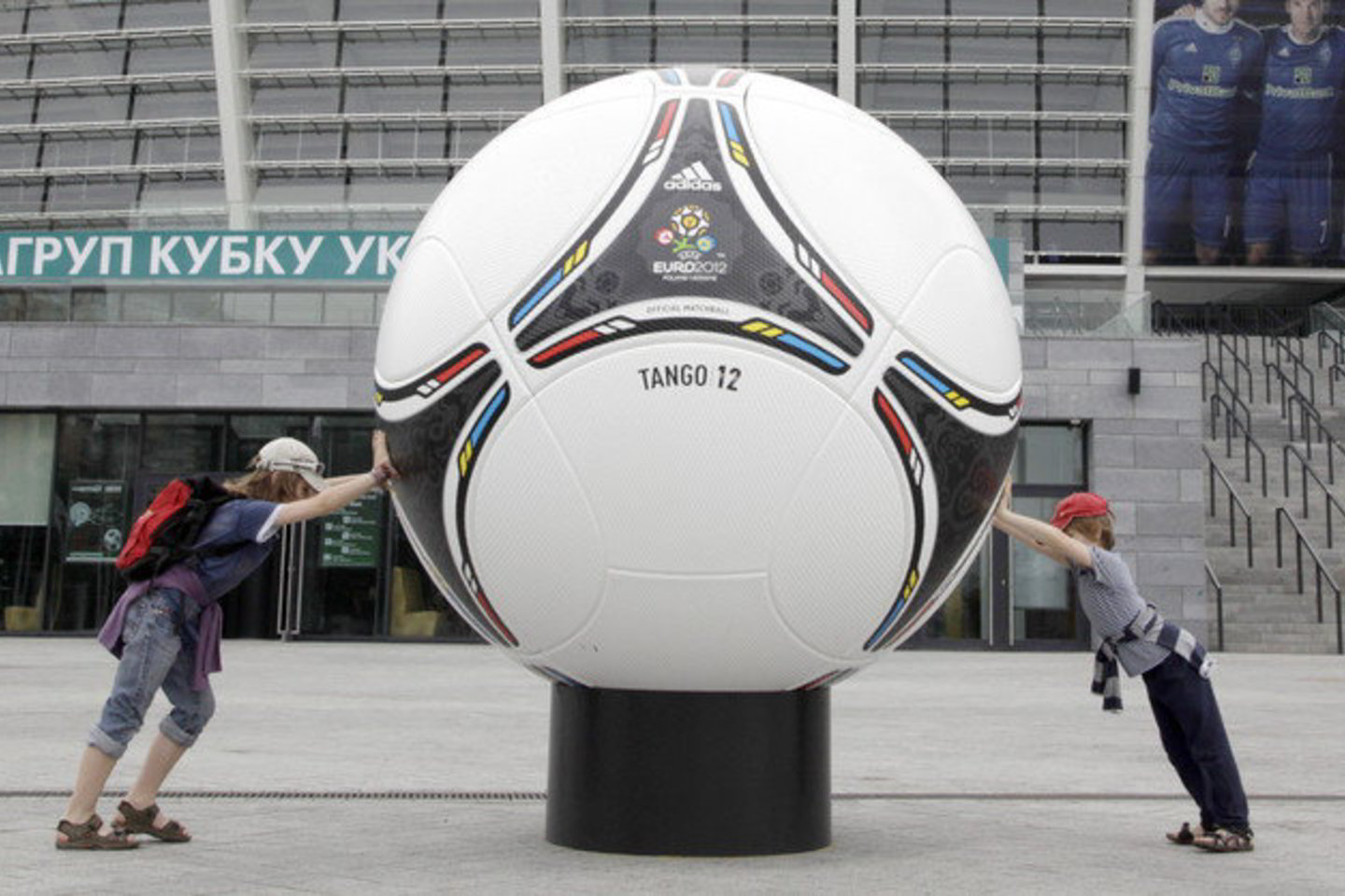 Įtakingas Ukrainos valdančiosios Regionų partijos atstovas Leonidas Kožara penktadienį įspėjo oficialųjį Berlyną, kad galimas Europos futbolo čempionato boikotas turėtų neigiamų padarinių Ukrainos ir Vokietijos ekonominiams santykiams.