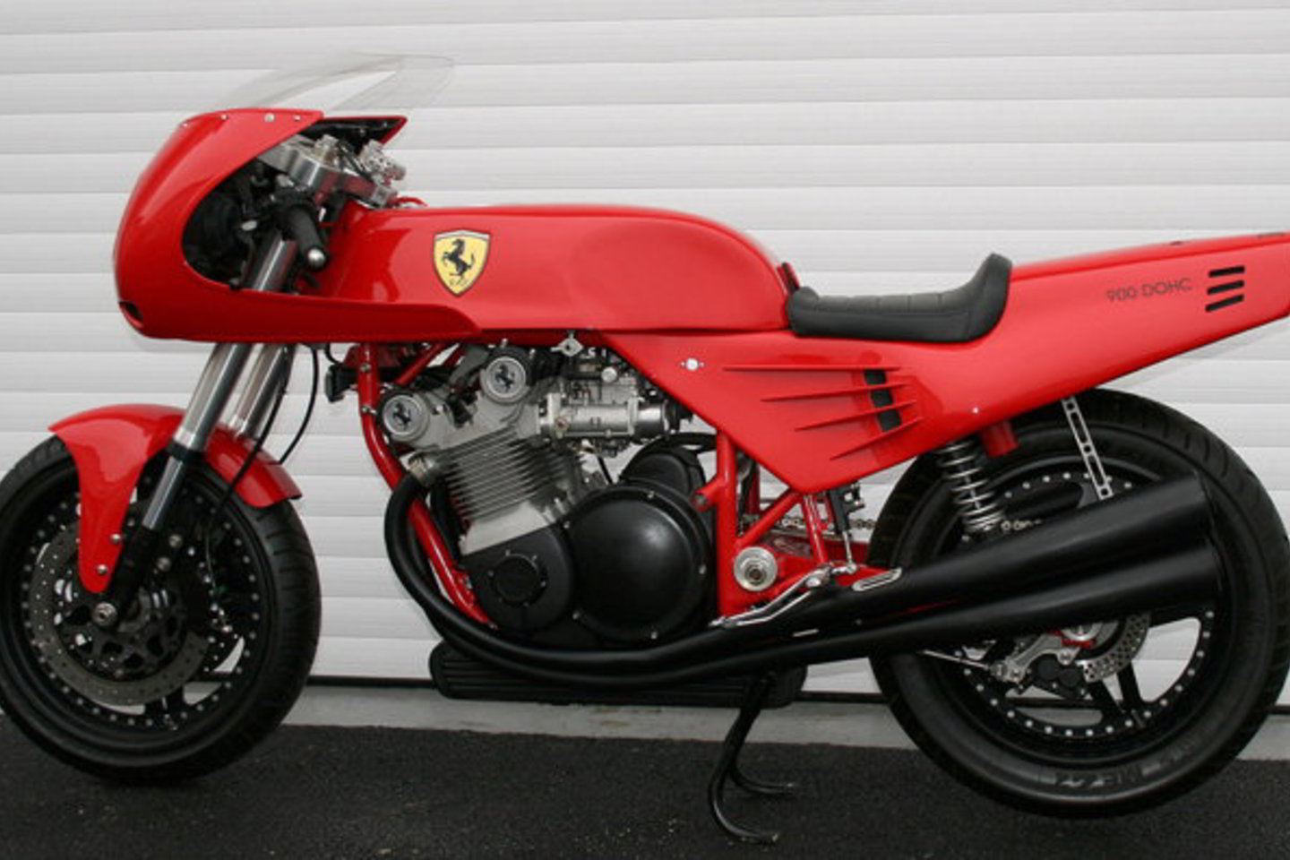 Šis motociklas įrodo, kad visuomet atsiras žmonių, pasiruošusiu pakloti beprotiškus pinigus už bet kokį „Ferrari“ ženklu papuoštą daiktą.