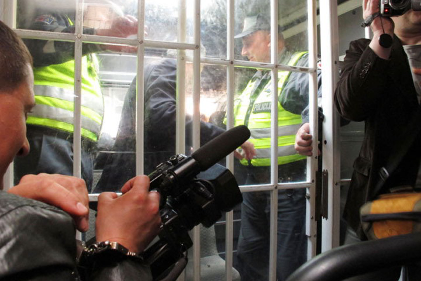Į spaudos konferenciją pakviesti žurnalistai buvo sulaikyti ir įlaipinti į sulaikytuosius vežiojantį mikroautobusą.