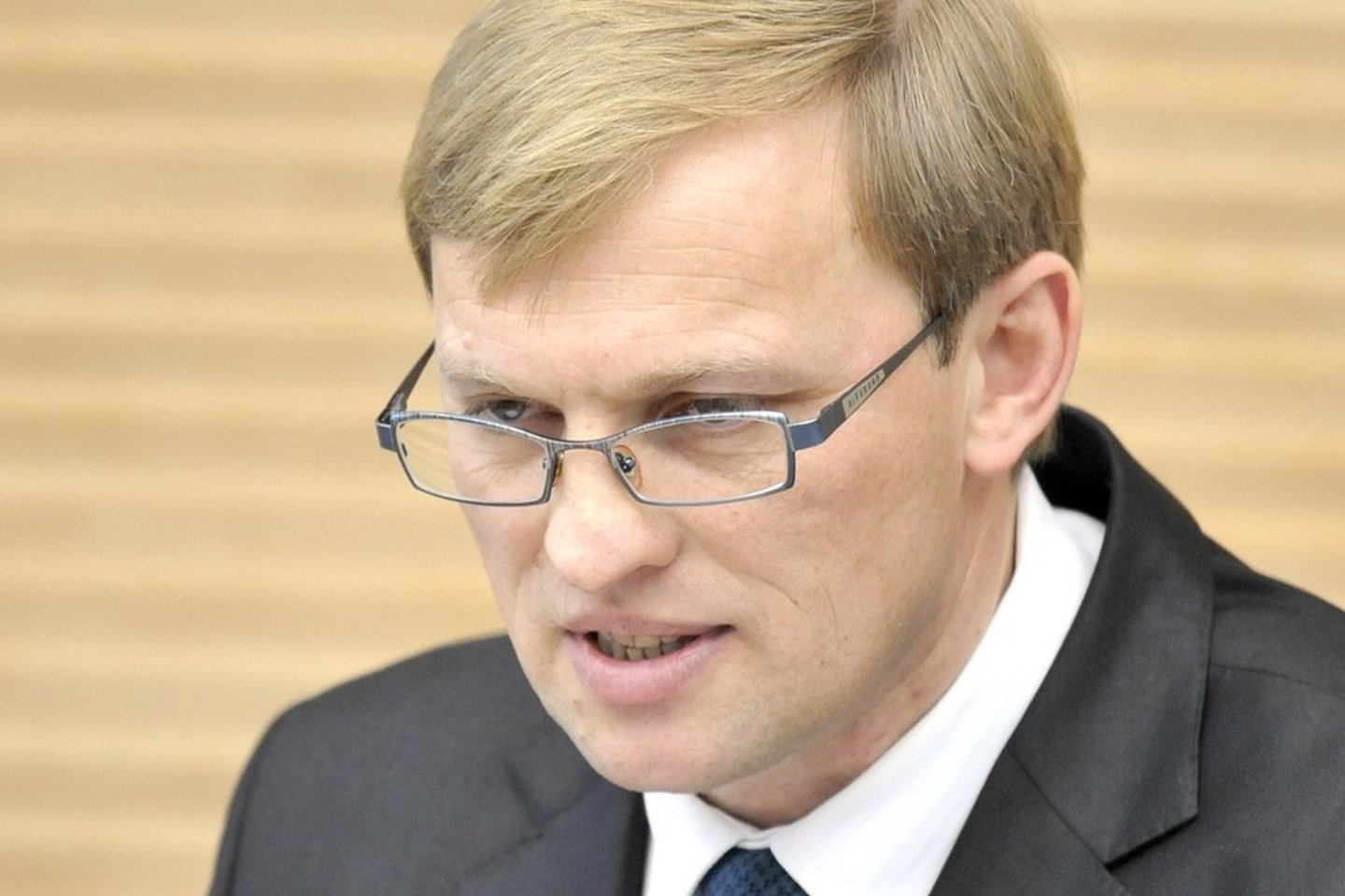 Byloje minima ir A. Valantino sesuo.