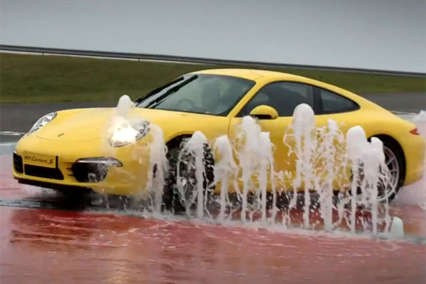 „Porsche Experience Center“ centruose vairuotojai mokomi suvaldyti automobilį kritinėse situacijose.