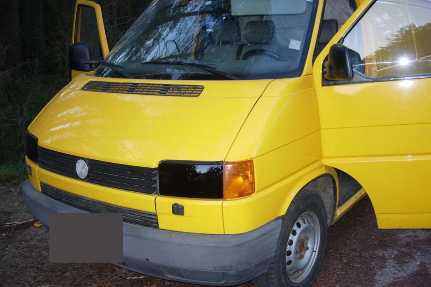 „VW Transporter“ automobilis buvo prikimštas maišų, kuriose gabentos kontrabandinės cigaretės.