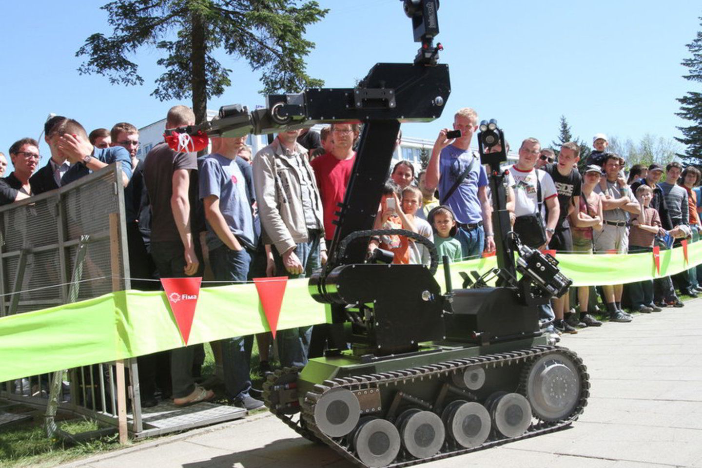 Kauno technologijų universiteto studentų miestelyje vyko robotų varžybos„Robotų intelektas 2012“ ir kitos su jaunųjų mokslininkų išradimais susijusios pramogos.