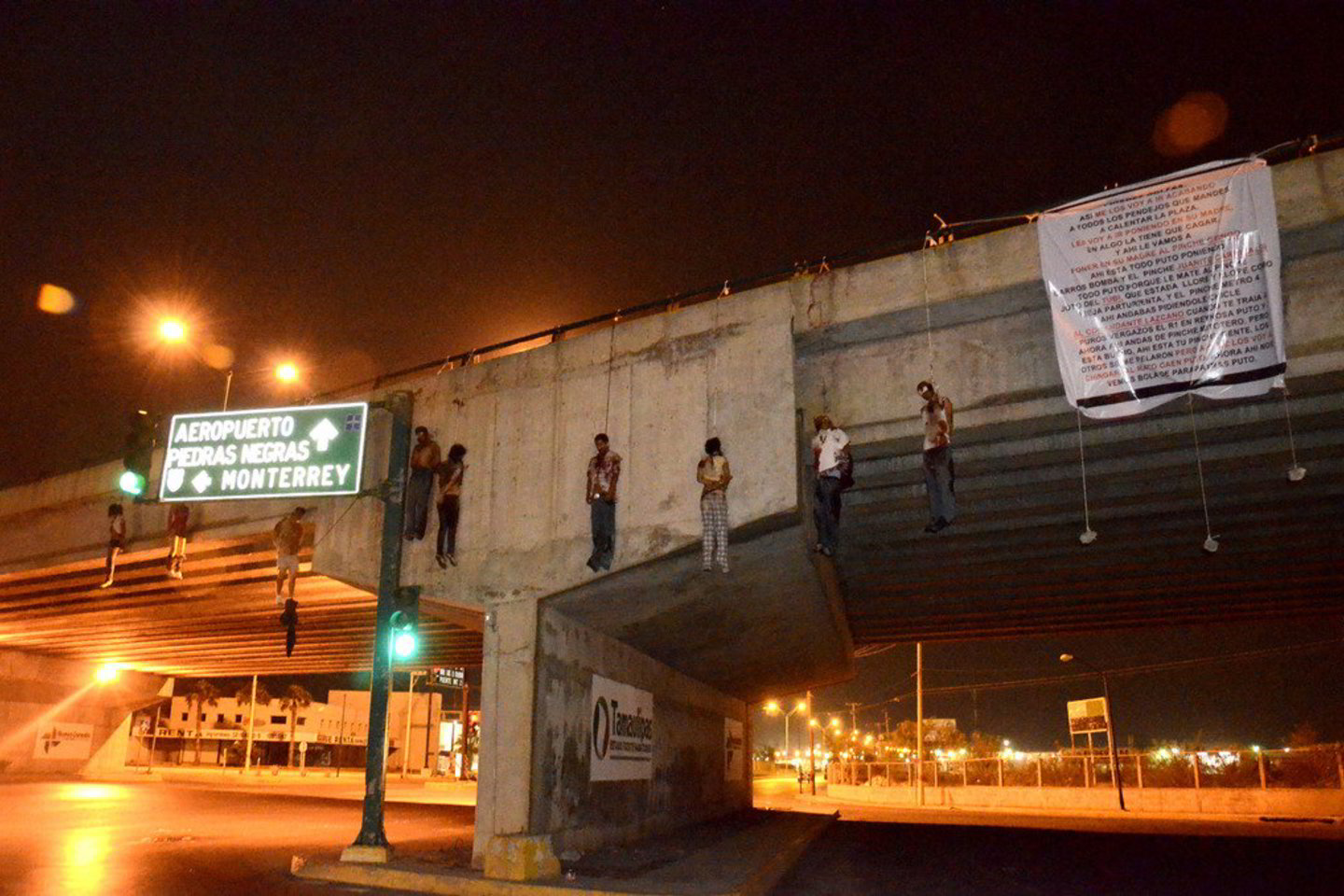 Nuevo Laredo mieste Meksikos šiaurėje devyni žmonės pakarti po tiltu.