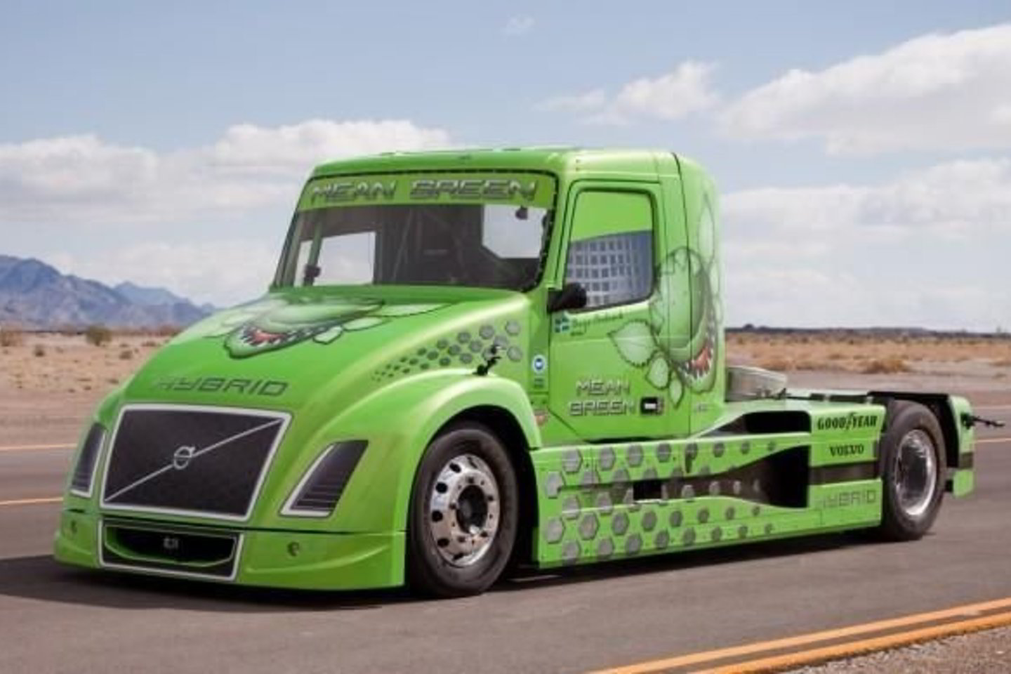 „Mean Green“ dyzelinis „Volvo D16“ variklis pasiekia 1900 AG galią, dar 200 AG prideda elektros motoras.