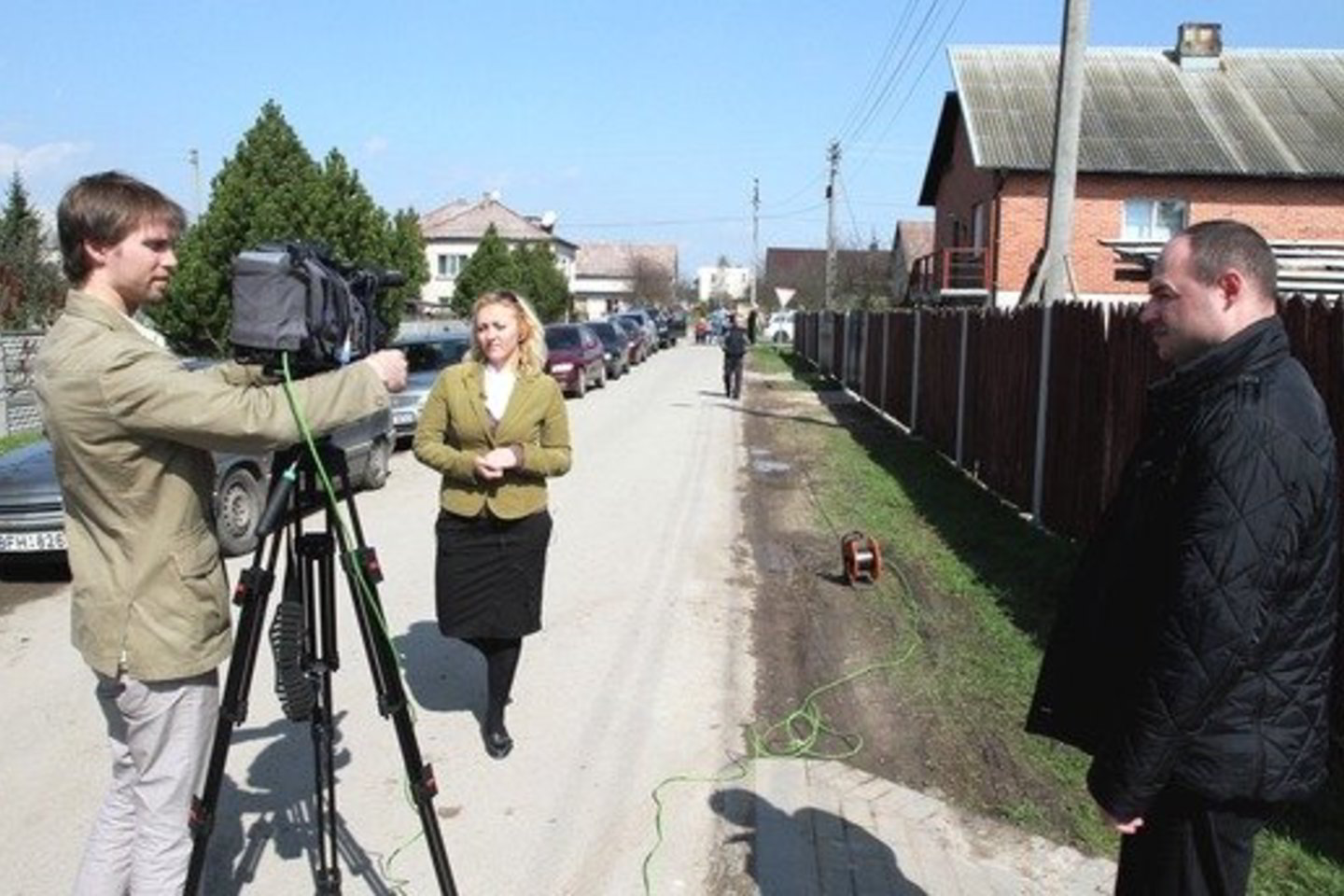 “Lietuvos ryto” TV žurnalistė K.Karlonė Garliavoje jaučiasi saugi tik lydima Ekskomisarų biuro darbuotojo (dešinėje).