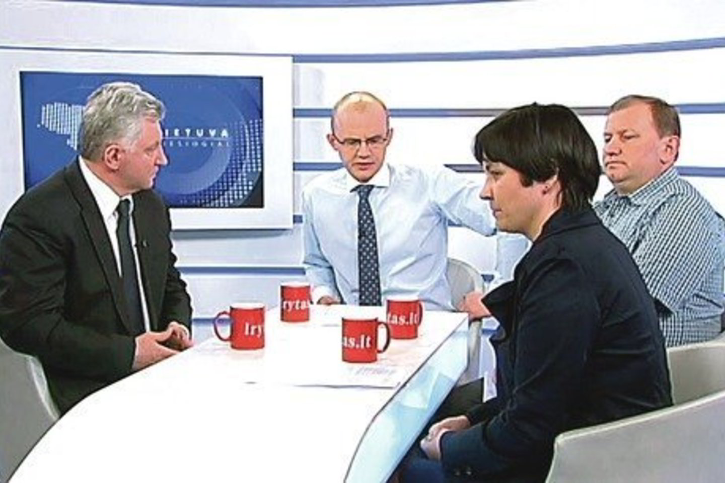 Apie vaikų globą Lietuvoje žurnalistas E.Jakilaitis televizijos studijoje kalbėjosi su vaiko teisių apsaugos kontroliere E.Žiobiene, socialinės apsaugos ir darbo viceministru D.Bitaičiu (kairėje) ir vaikų psichiatru D.Pūru (dešinėje).