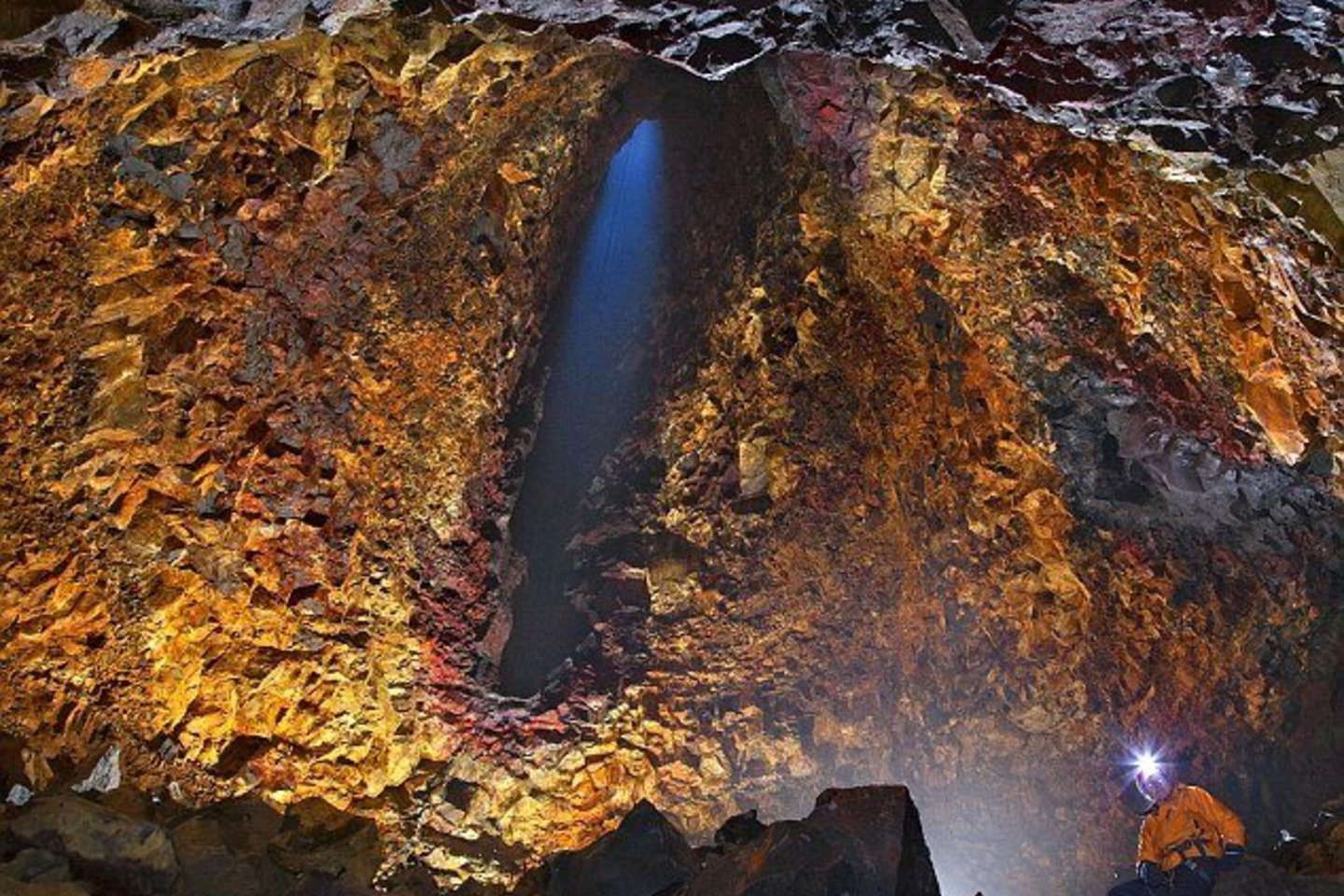 Drąsiems turistams – požeminė ekskursija į ugnikalnio vidų.