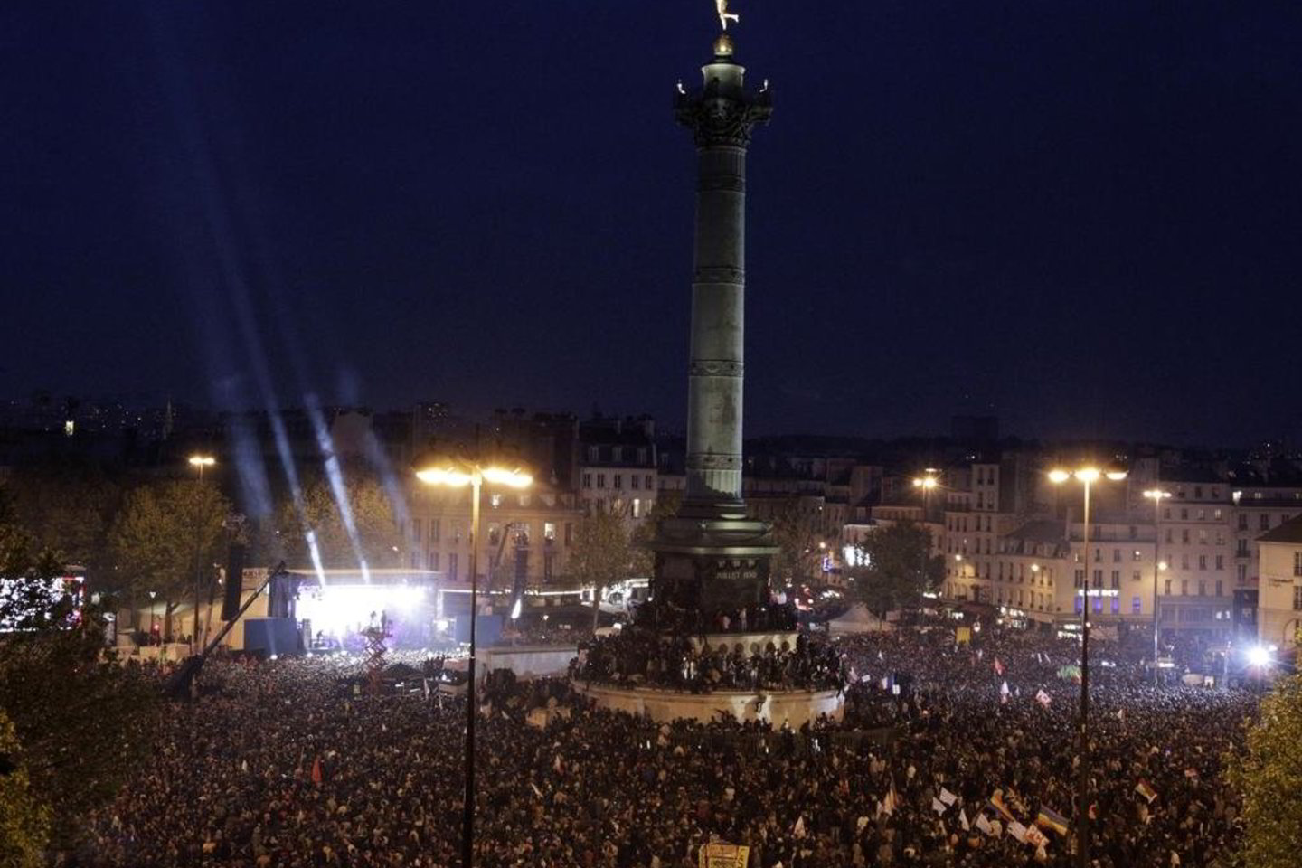 F. Hollande rėmėjai švenčia Paryžiaus Bastilijos aikštėje.