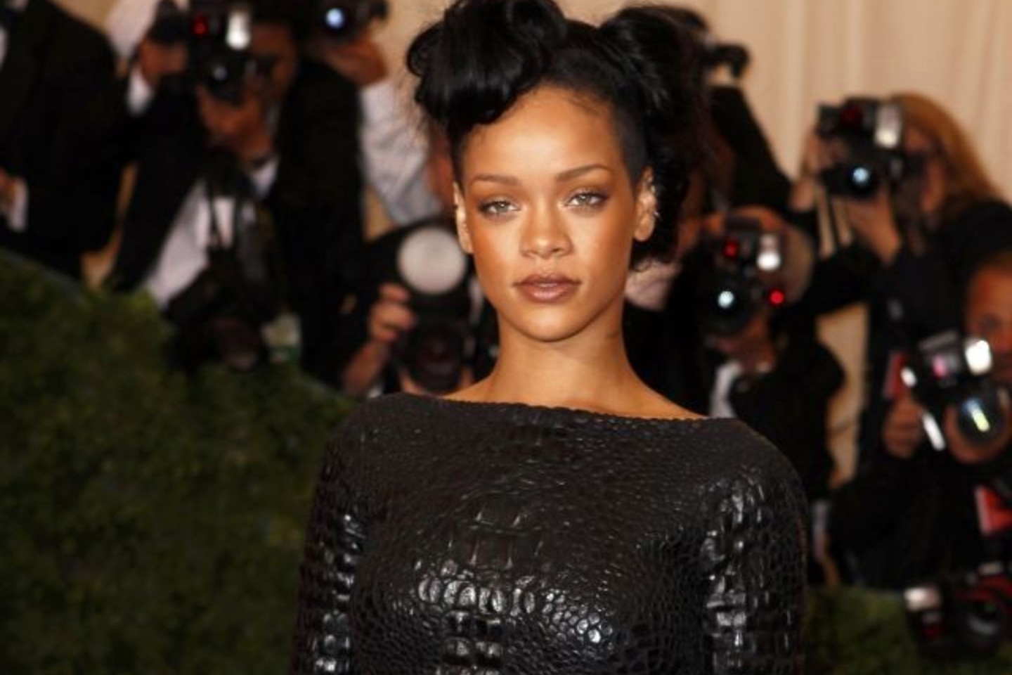 Rihanna suknelę rinkosi negalvodama apie krokodilų kančias.