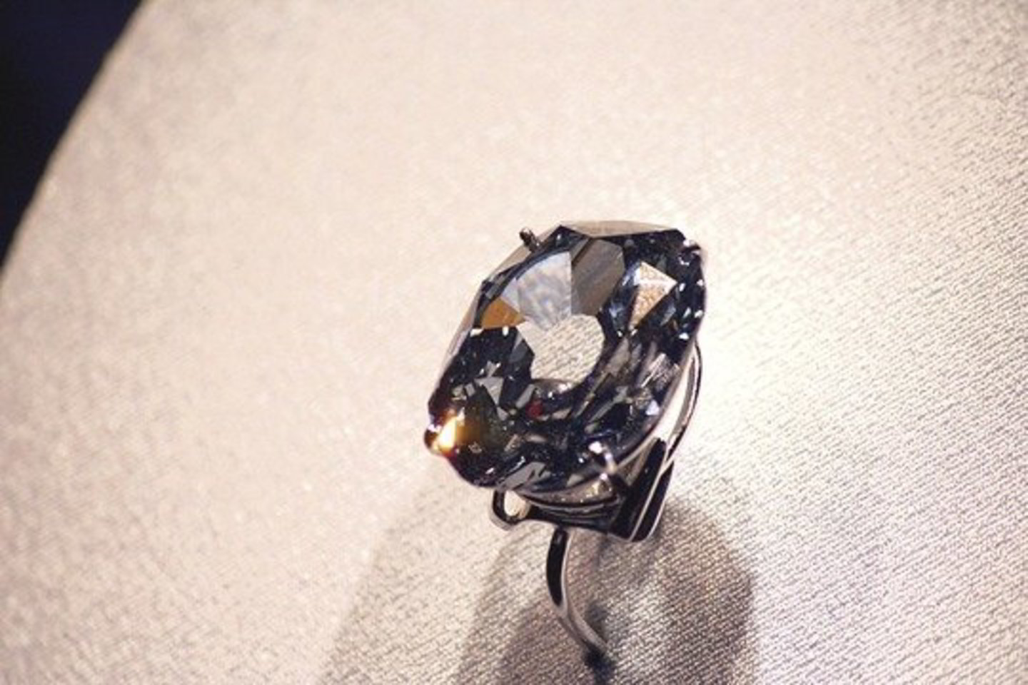 2008-aisiais, kai pasaulį kaustė sunkmetis, „Wittelsbach Blue” – 35,56 karato mėlynas-žalias deimantas – buvo parduotas už 23,4 milijono JAV dolerių. Tai – didžiausia kaina, kada nors sumokėta aukcione už deimantą.