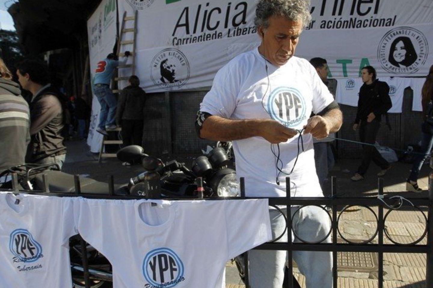 Balandžio 16 d. Argentina paskelbė apie YPF nacionalizaciją. Iki tol 57 proc. šios kompanijos akcijų priklausė Ispanijos bendrovei „Repsol“.