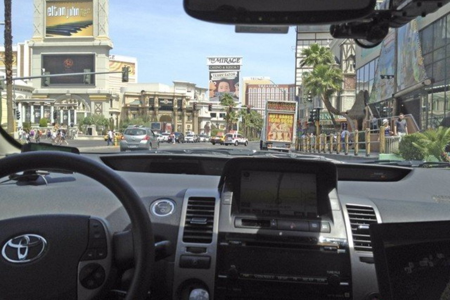„Google“ inžinieriai patobulino „Toyota Prius“ ir prie automobilio stogo pritvirtino vaizdo kameras, radarus ir lazerius, kuriais užfiksuojamos kitos kelyje esančios transporto priemonės.