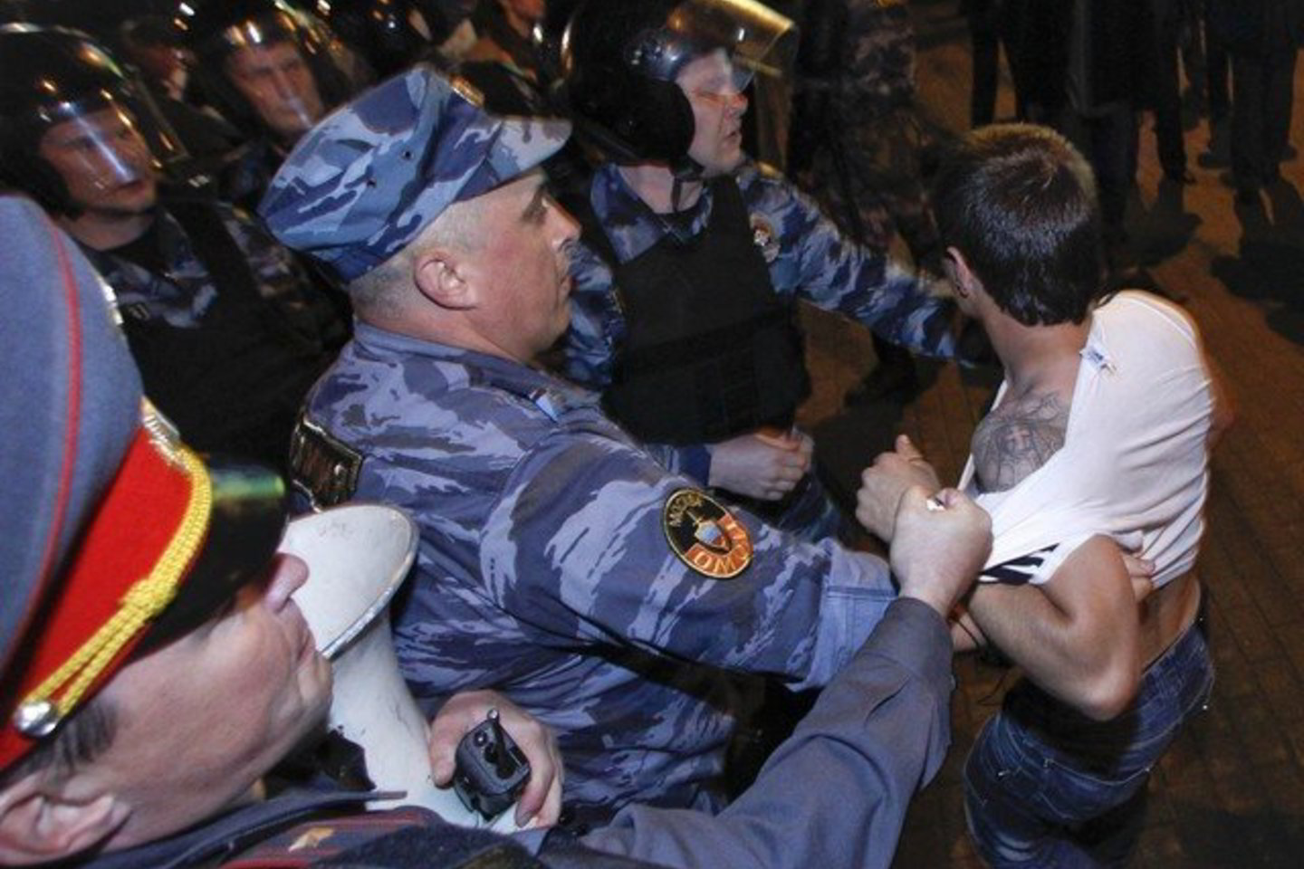 Rusijos policija antradienį sulaikė du opozicijos lyderius, kurie suorganizavo naktinį protestą prieš Vladimiro Putino sugrįžimą į Kremlių.