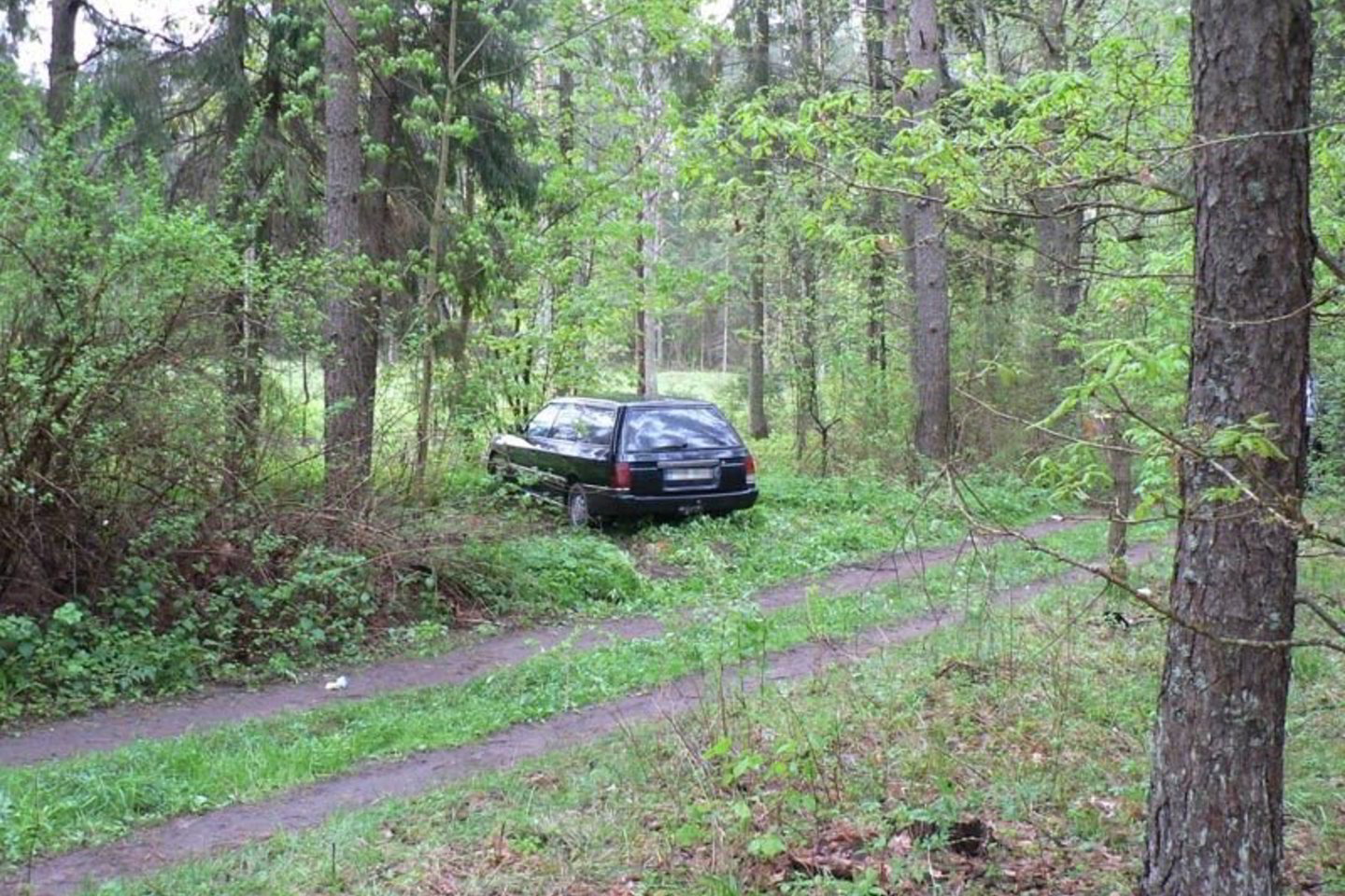 „Subaru Legacy“ bagažinėje ir salone pareigūnai aptiko aštuonias juoda polietileno plėvele apvyniotas dėžės cigarečių „Fest”.