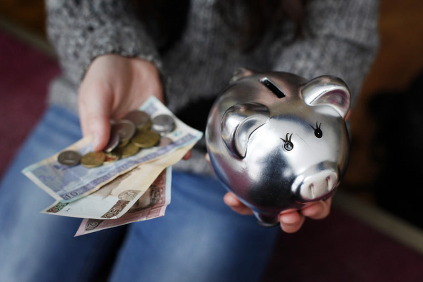 Šeimos specialistų nuomone, pinigais negalima atsilyginti už gerus pažymius ar atliktą namų ruošą – pažymiai nėra prekė, tokiu būdu jie skatinami mąstyti, jog gyvenime viskas yra siejama tik su pinigais.