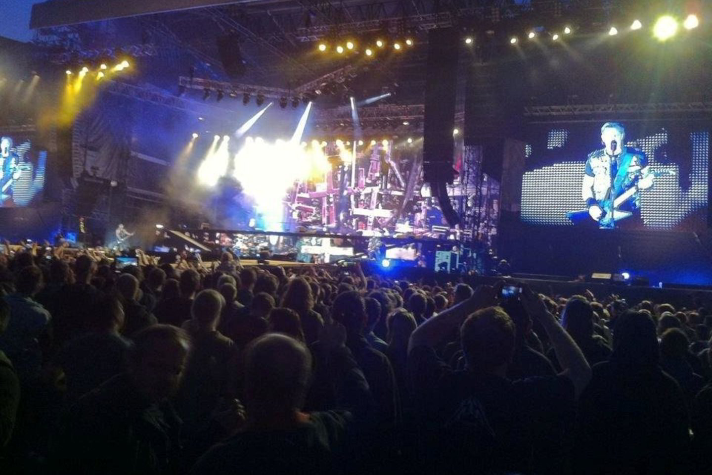 „Metallica“ koncerte Prahoje šmėžavo Kryžių kalno vaizdai.