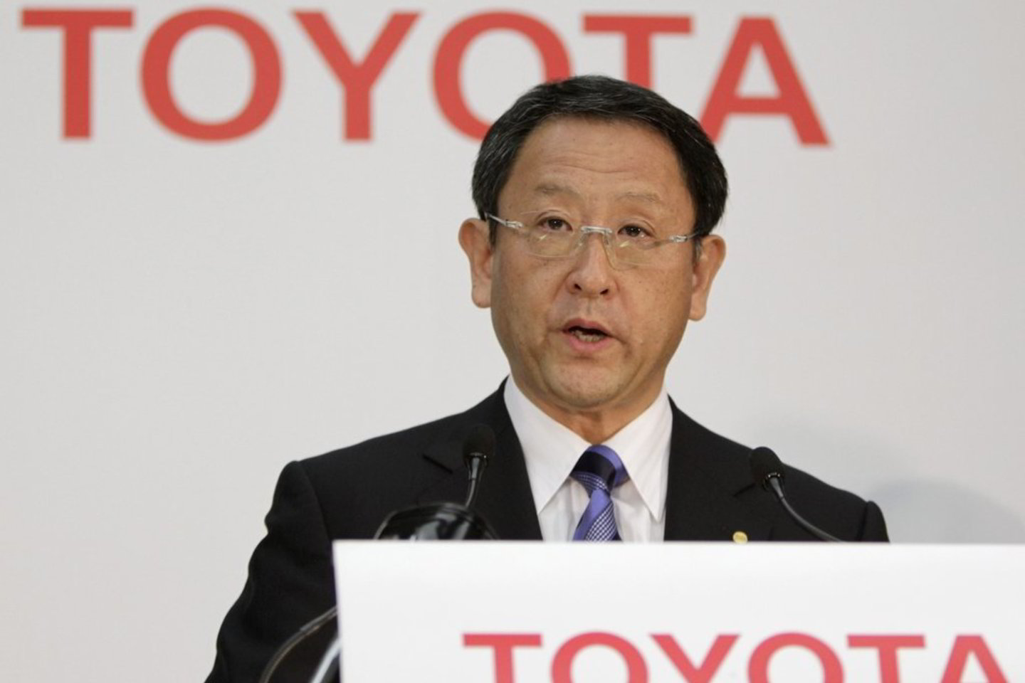 Didžiausia pasaulyje automobilių gamintoja „Toyota“ pranešė, kad jos paskutinio praėjusių finansinių metų ketvirčio pelnas išaugo penkiagubai. Nuotraukoje - „Toyota“ prezidentas Akio Toyoda per spaudos konferenciją.