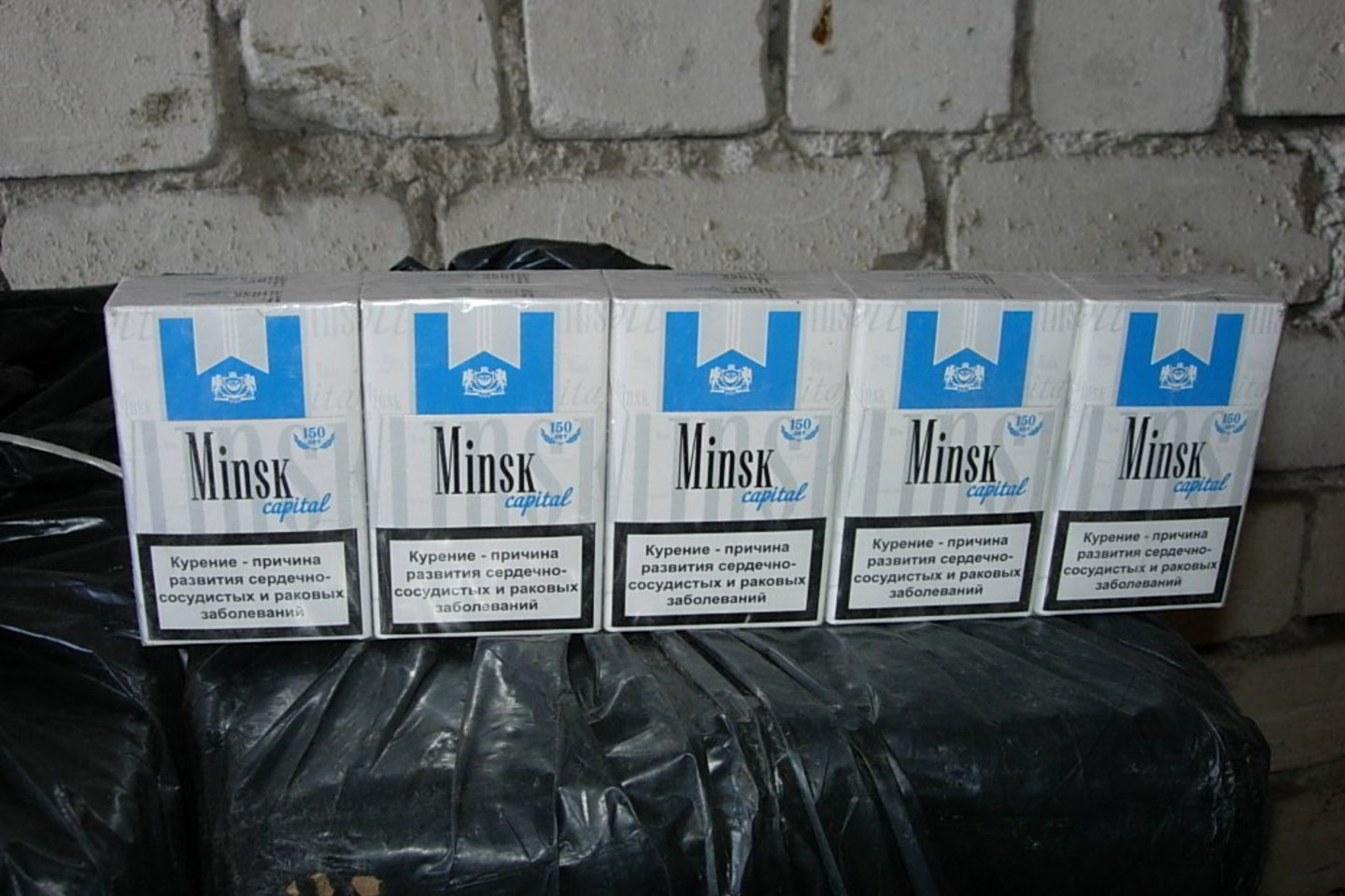 Kontrabandinių cigarečių net nebandyta slėpti, jos buvo sudėtos į šiukšlių maišus.