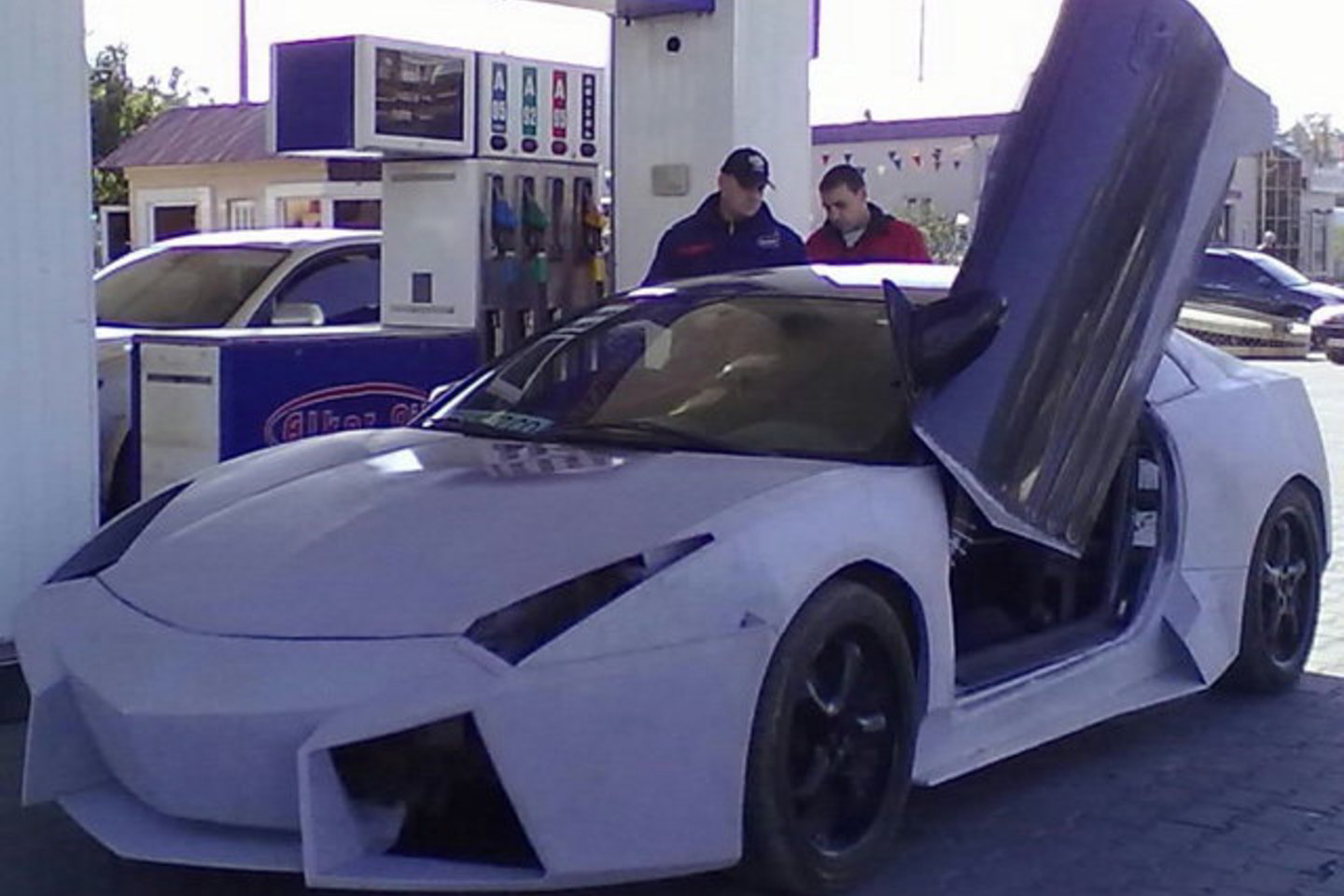 Dešimties metų senumo „Mitsubishi Eclipse“, kainuojančio vos 10 tūkstančių litų, savininkas iš Ukrainos sugalvojo alternatyvią idėją – savo automobiliui suteikti „Lamborghini“ išvaizdą.