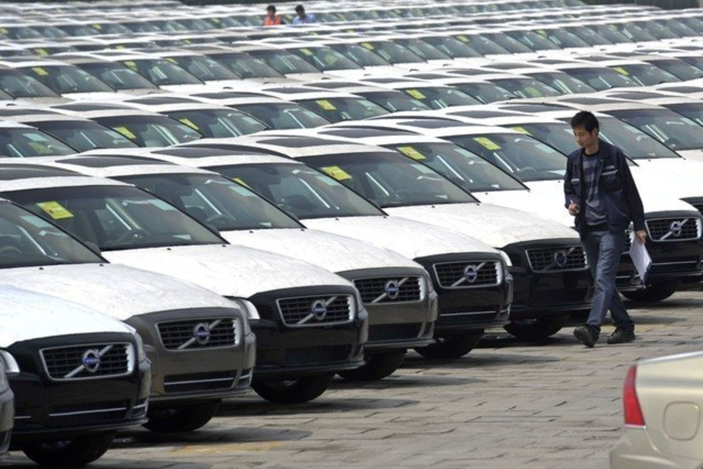 Kinijos automobilių gamintojų asociacijos duomenimis, balandį pardavimai išaugo 5 proc., iki 1,62 mln. automobilių.