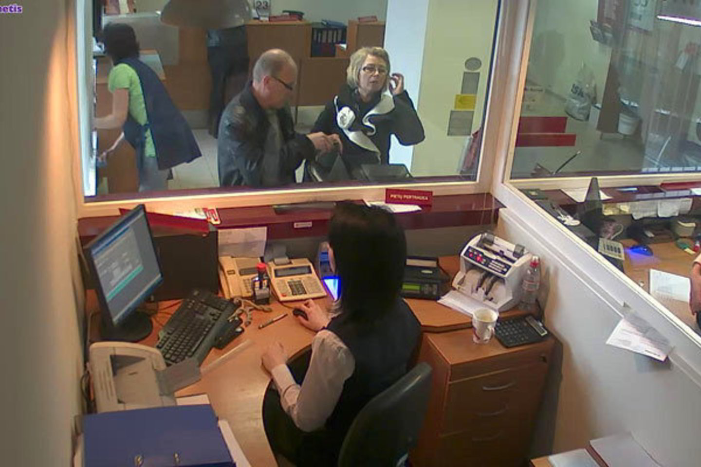 Banko vaizdo kameros užfiksavo jam permokėtus pinigus pasisavinusį vyrą ir kartu su juo į banką užsukusią moterį.