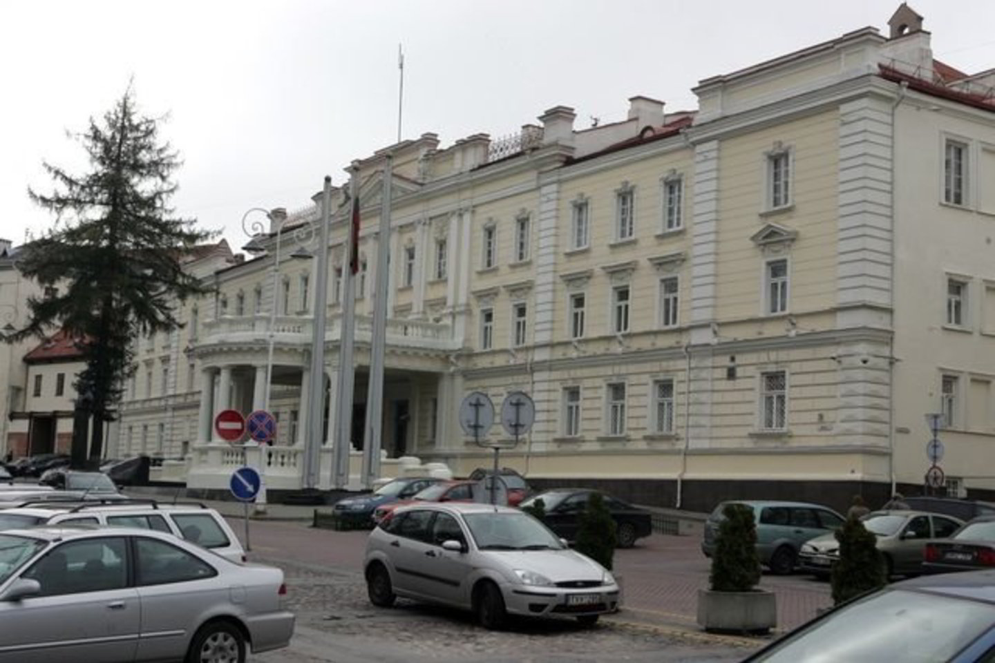 Krašto apsaugos ministerija (KAM) informaciją apie sulaikytąjį išplatino tik trečiadienio vakarą, po to, kai minėtos žinios pasirodė žiniasklaidoje.