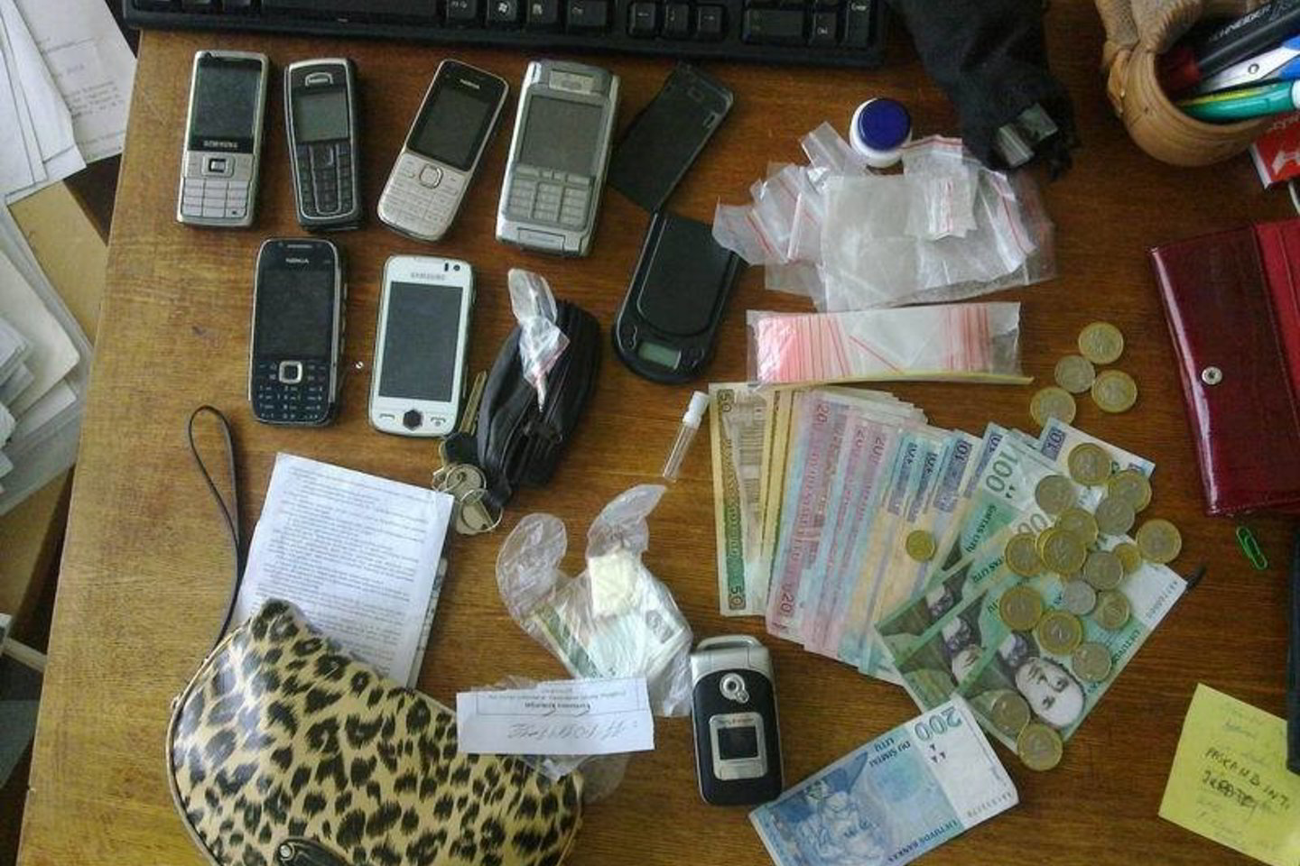 Per kratą įtariamos prekeivės narkotikais namuose rasta mobiliojo ryšio telefonų ir kitų daiktų.