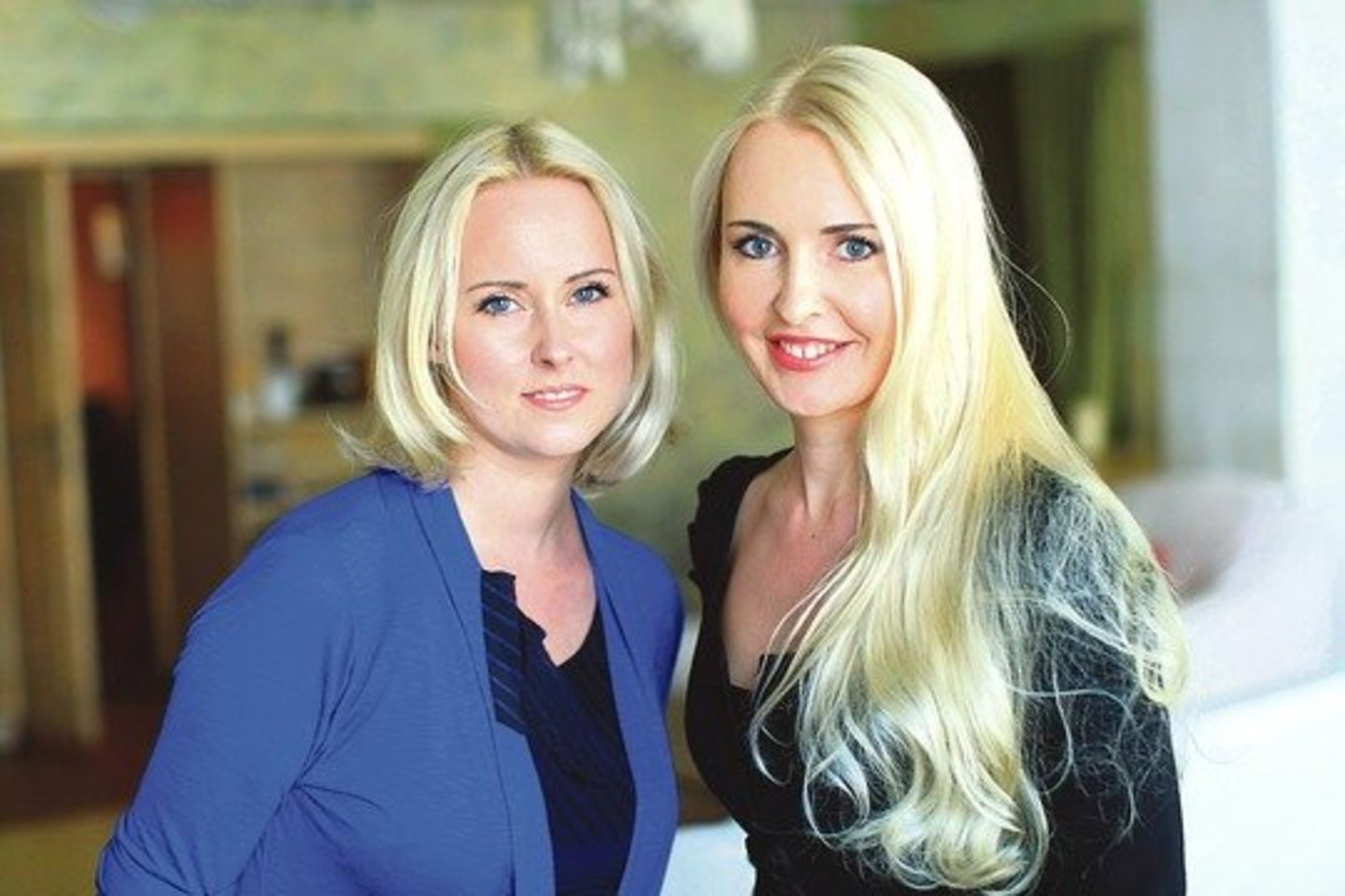 Dizainerė Sonata Bylaitė (kairėje) pasiuvo savo seseriai Matildai daugiau kaip 20 vakarinių suknelių.