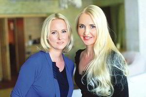 Seserys nesibaimina būti pavadintos blondinėmis