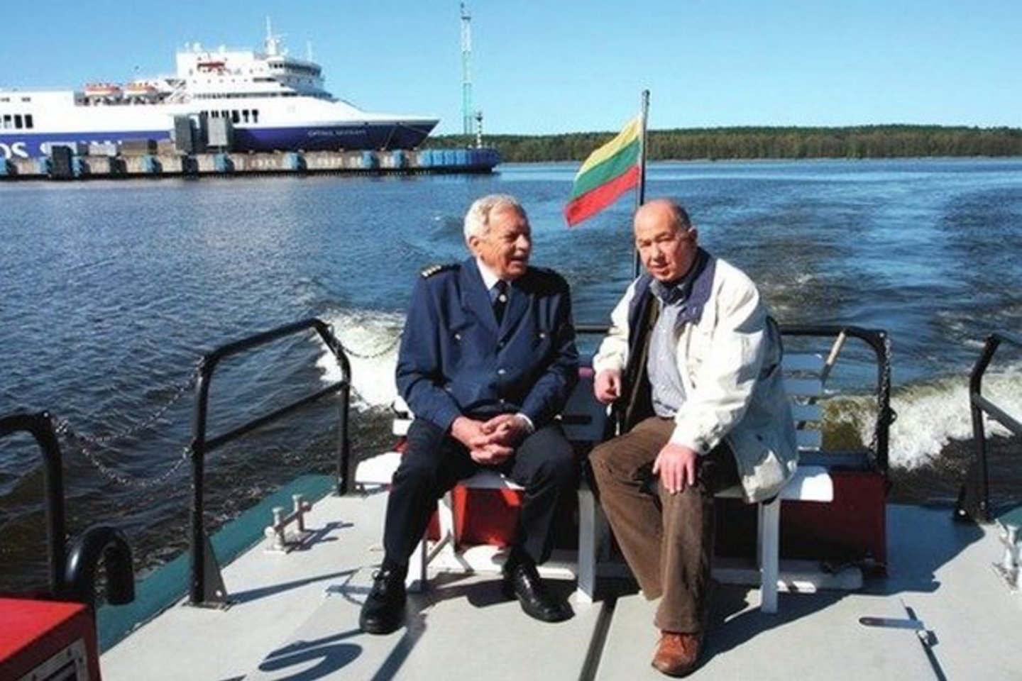 Žurnalistas Henrikas Vaitiekūnas su Klaipėdos valstybinio jūrų uosto kapitono pavaduotoju Arvydu Normantu.