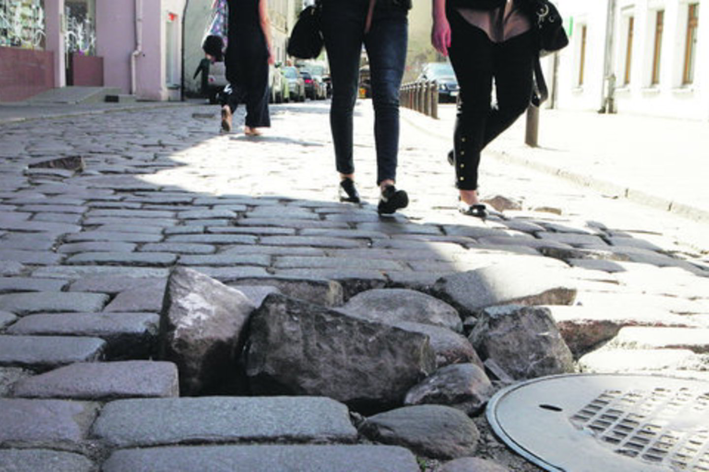 Seni akmenys tapo itin lengvu grobiu, nes M. Daukšos (nuotr.), M. Valančiaus, Aleksoto, Jėzuitų, Naugardo, Vilniaus gatvėse ir net Rotušės aikštėje šaltis ir drėgmė juos iškilnojo.