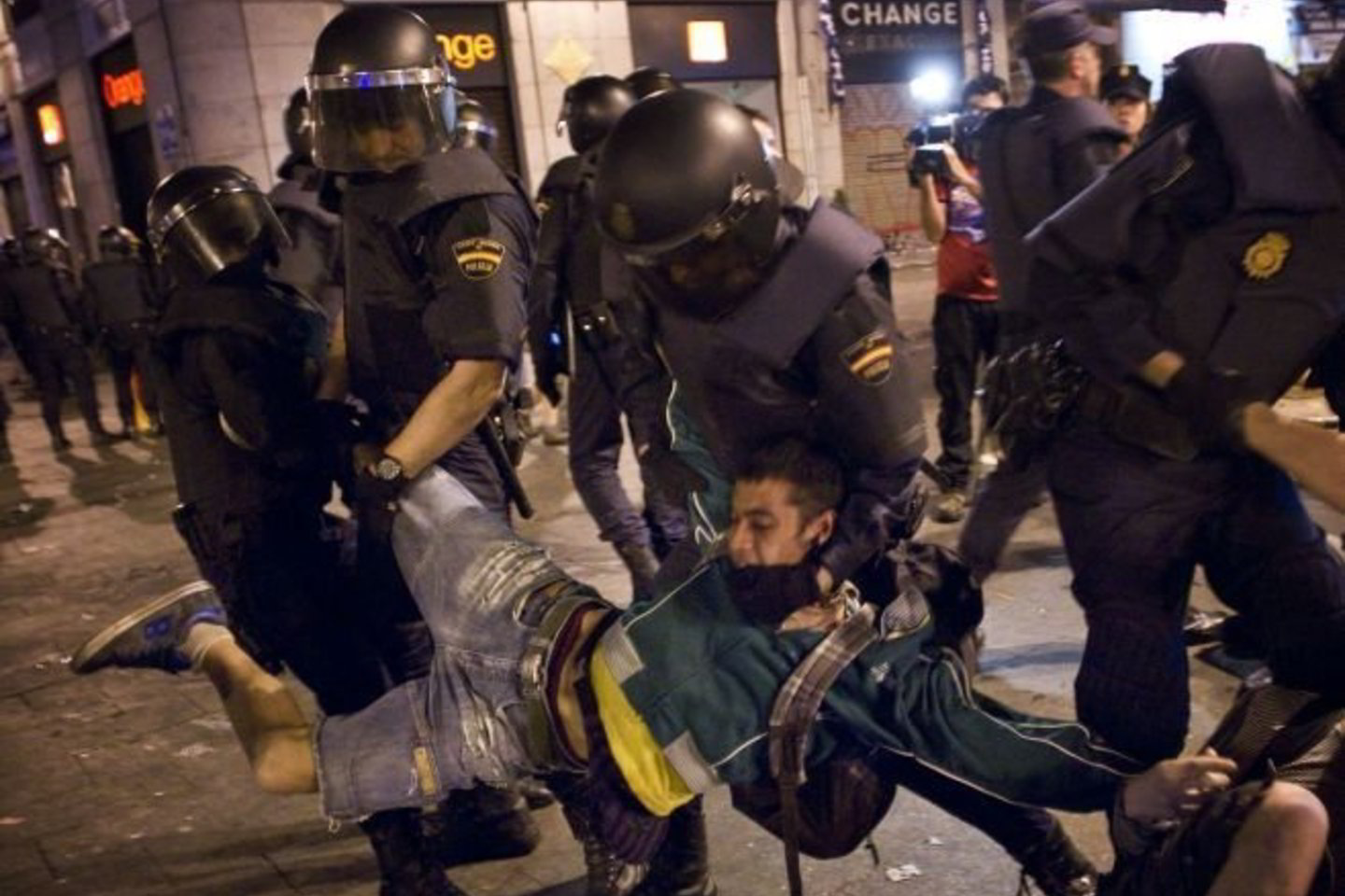Aršiausius protestuotojus tramdė policija.