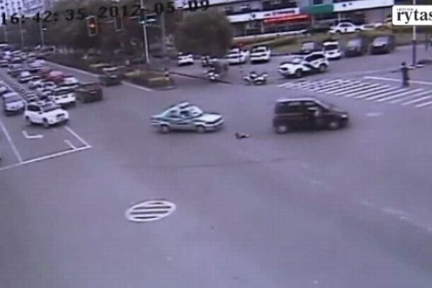 Incidentą užfiksavo stebėjimo kameros.