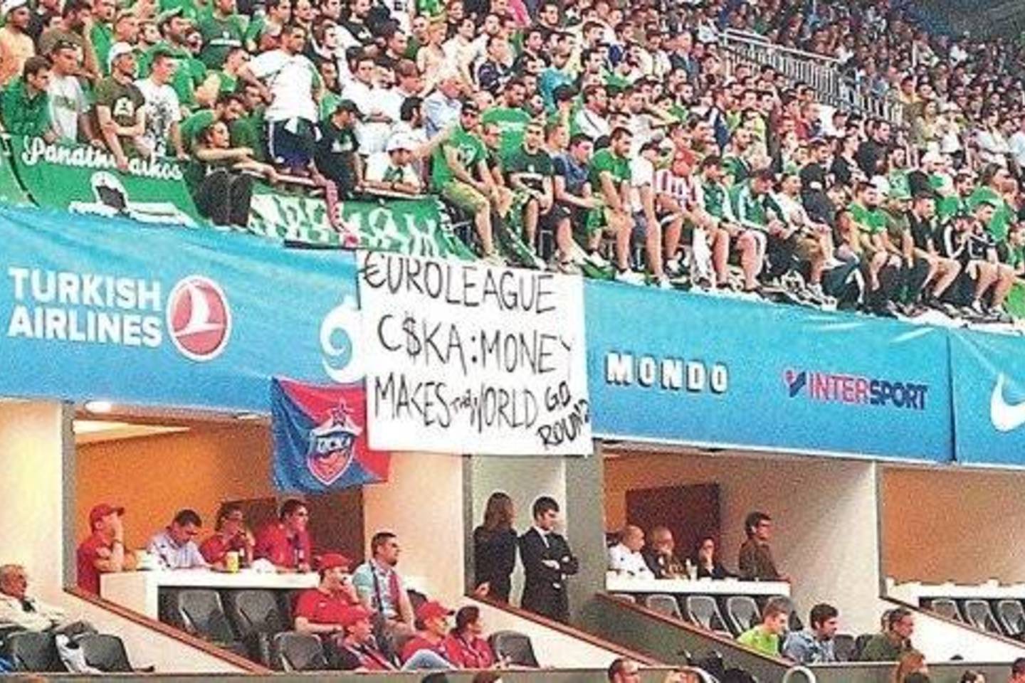 „Panathinaikos” sirgaliai protestą dėl teisėjų darbo išreiškė plakatu.