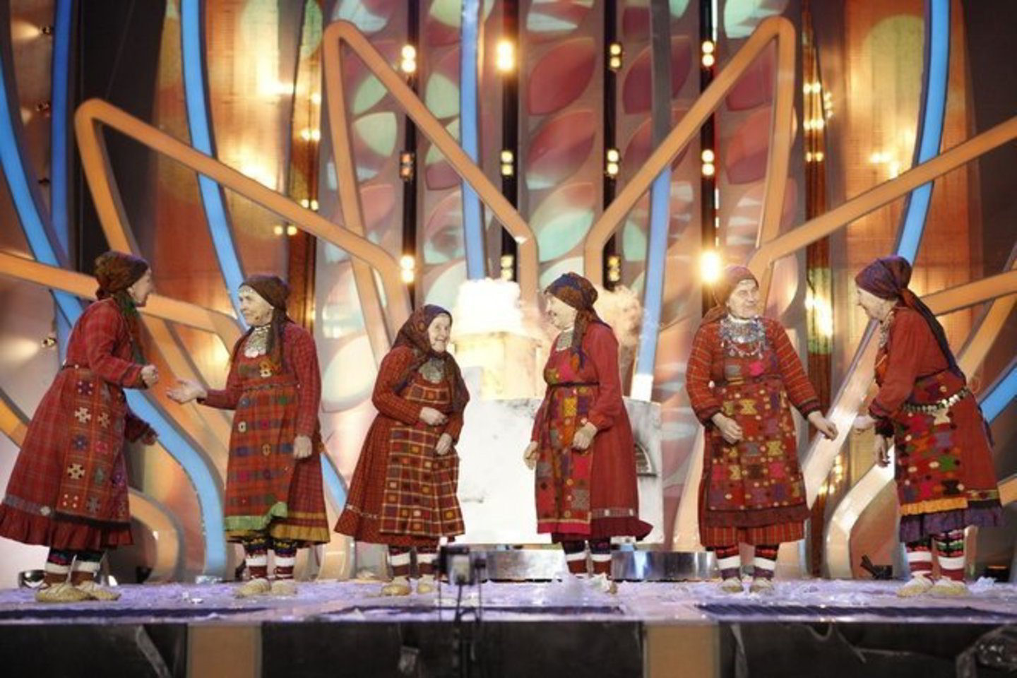 Susitikusios su žurnalistais „Buranovskije babuški“ narės atliko britų grupės „Beatles“ dainą „Yesterday“ udmurtų kalba ir dar gimtosios Buranovo gyvenvietės dainą.