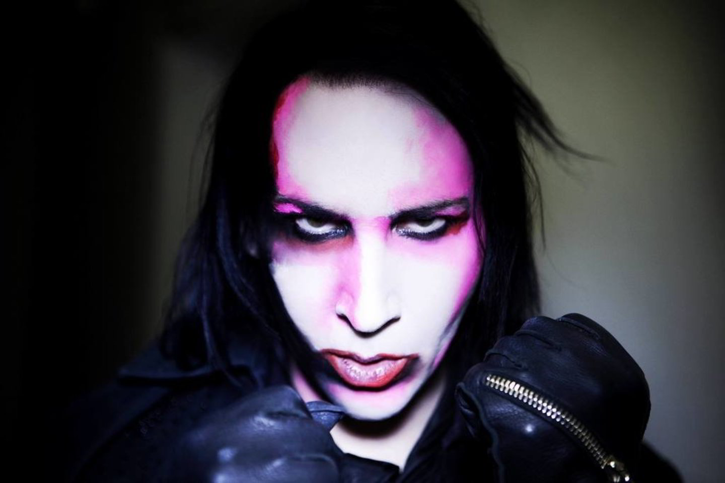 43-ejų Marilyn Mansonas paaiškino, kad naujojo jo albumo pavadinimą „Born Villain“ įkvėpė 1999-aisiais vykusios kraupios masinės žudynės JAV Kolorado valstijoje, Columbine mokykloje.