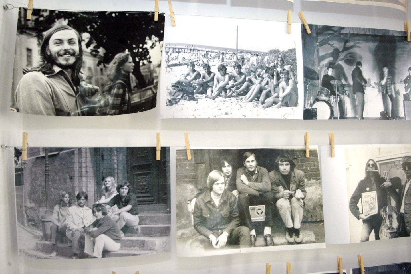 Unikali parodos dalis - autentiškos fotografijos. Jose atsispindi „gėlių vaikų“ kasdienybė, laisvalaikio akimirkos, išvykos bei stovyklavimai gamtoje.