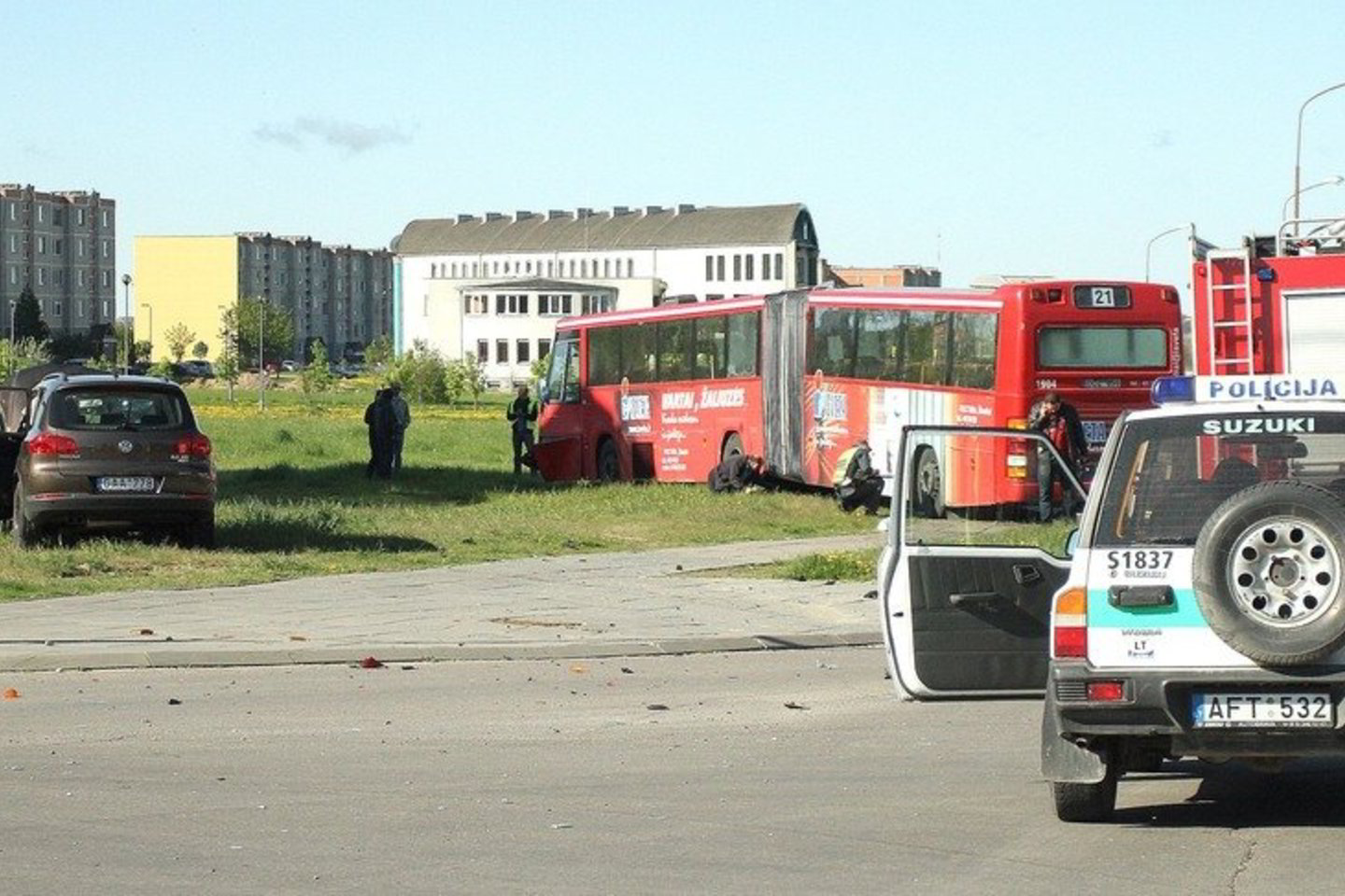 Po susidūrimo ir autobusas, ir visureigis nuvažiavo nuo kelio.