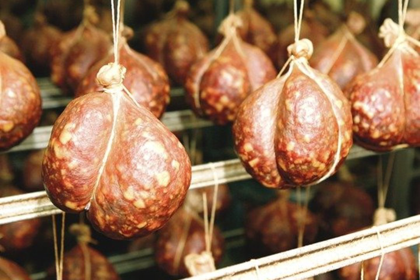Trijų Lietuvos mėsos perdirbimo įmonių gaminami skilandžiai jau žymimi „Garantuoto tradicinio gaminio”, o Lazdijų krašto medus nuo šių metų – „Saugomos kilmės vietos nuorodos” ženklais.