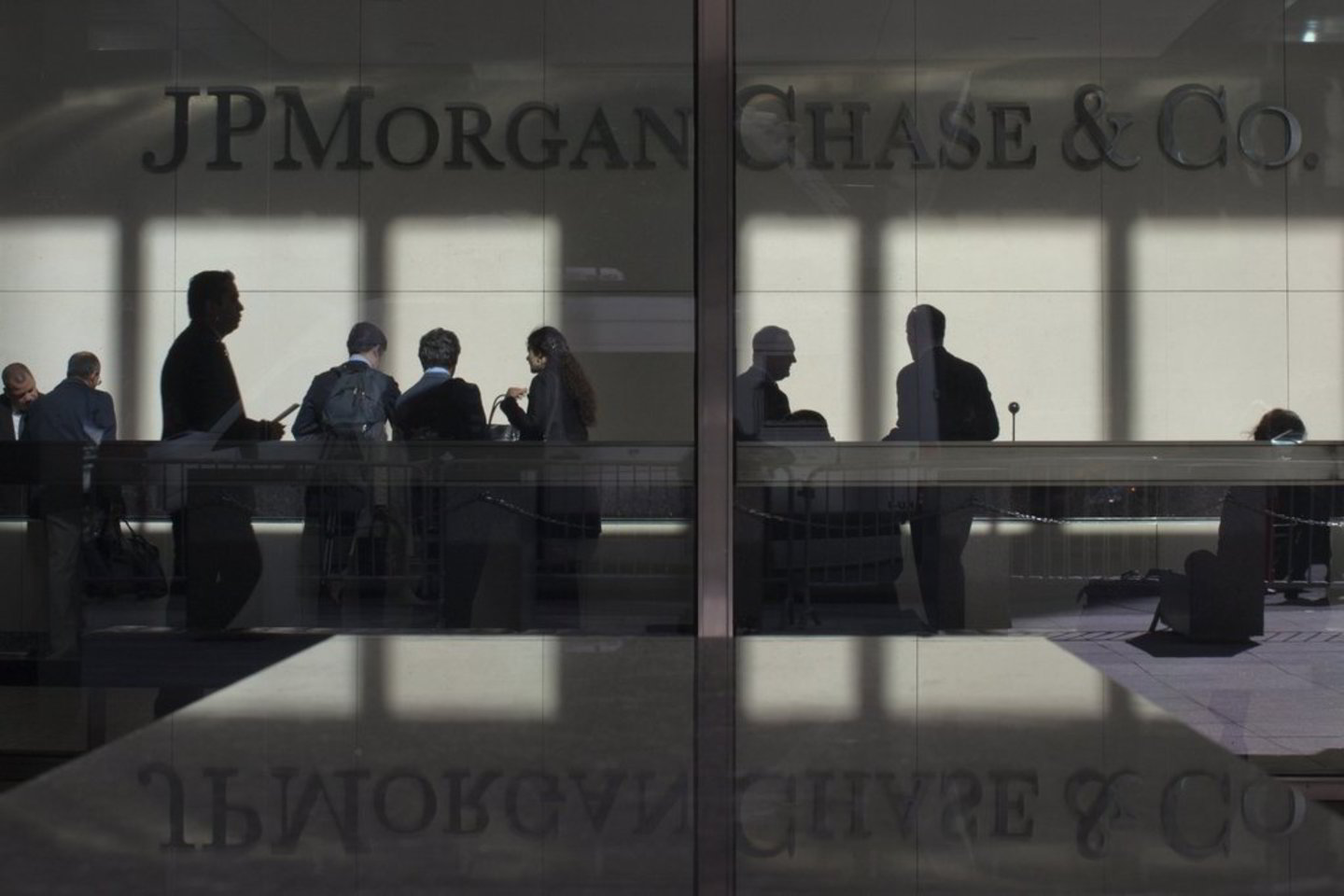 Pasak "J. P. Morgan" vadovo, banko nuostolius lėmė klaidos ir aplaidumas renkantis apsisaugojimo nuo rizikų strategiją.