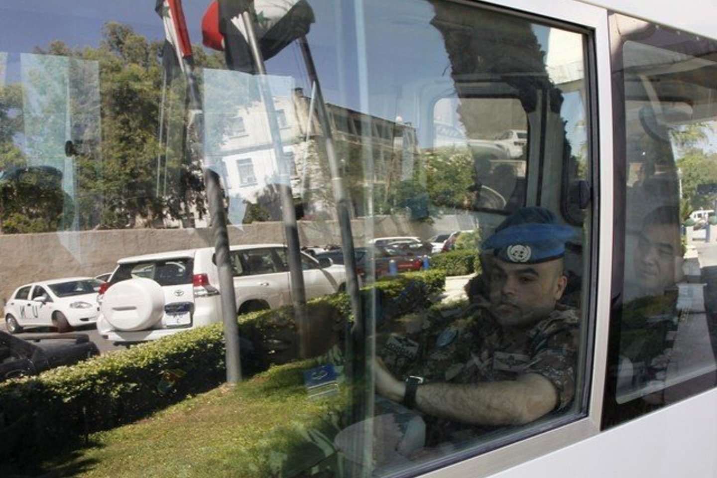 Per sprogimą mieste buvo apgadinti trys stebėtojų automobiliai, tačiau patys pareigūnai nenukentėjo.