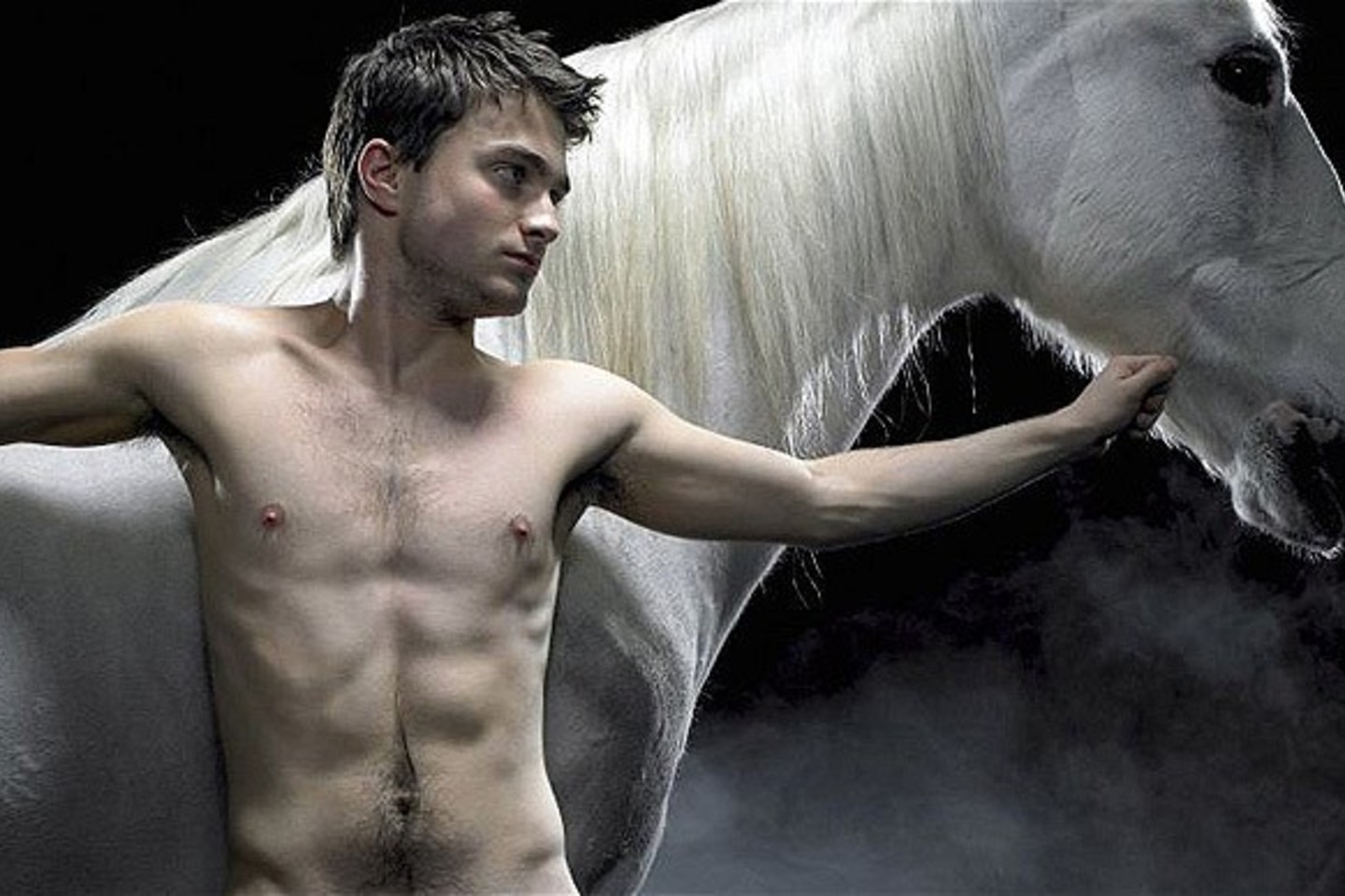 D. Radcliffe'as debiutavo Londono teatro scenoje, suvaidinęs Alaną Stangą pagal Peterio Shafferio pjesę pastatytame spektaklyje „Equus“.