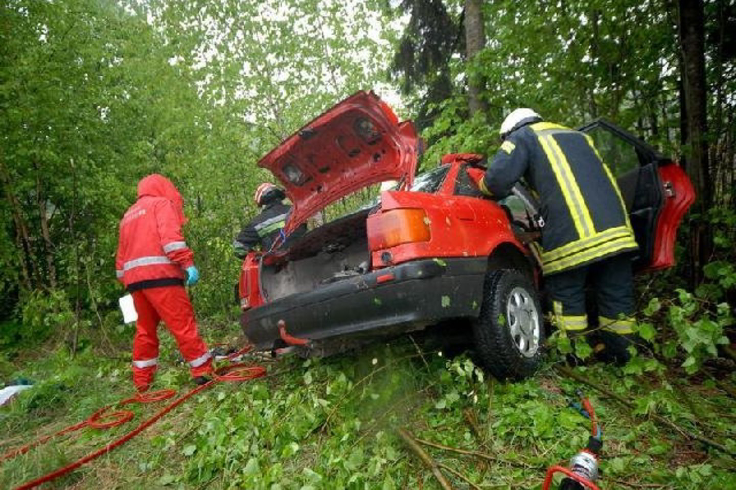 Žuvusiųjų kūnus iš sumaitotos mašinos ugniagesiams-gelbėtojams pavyko ištraukti tik supjausčius automobilio dalis.